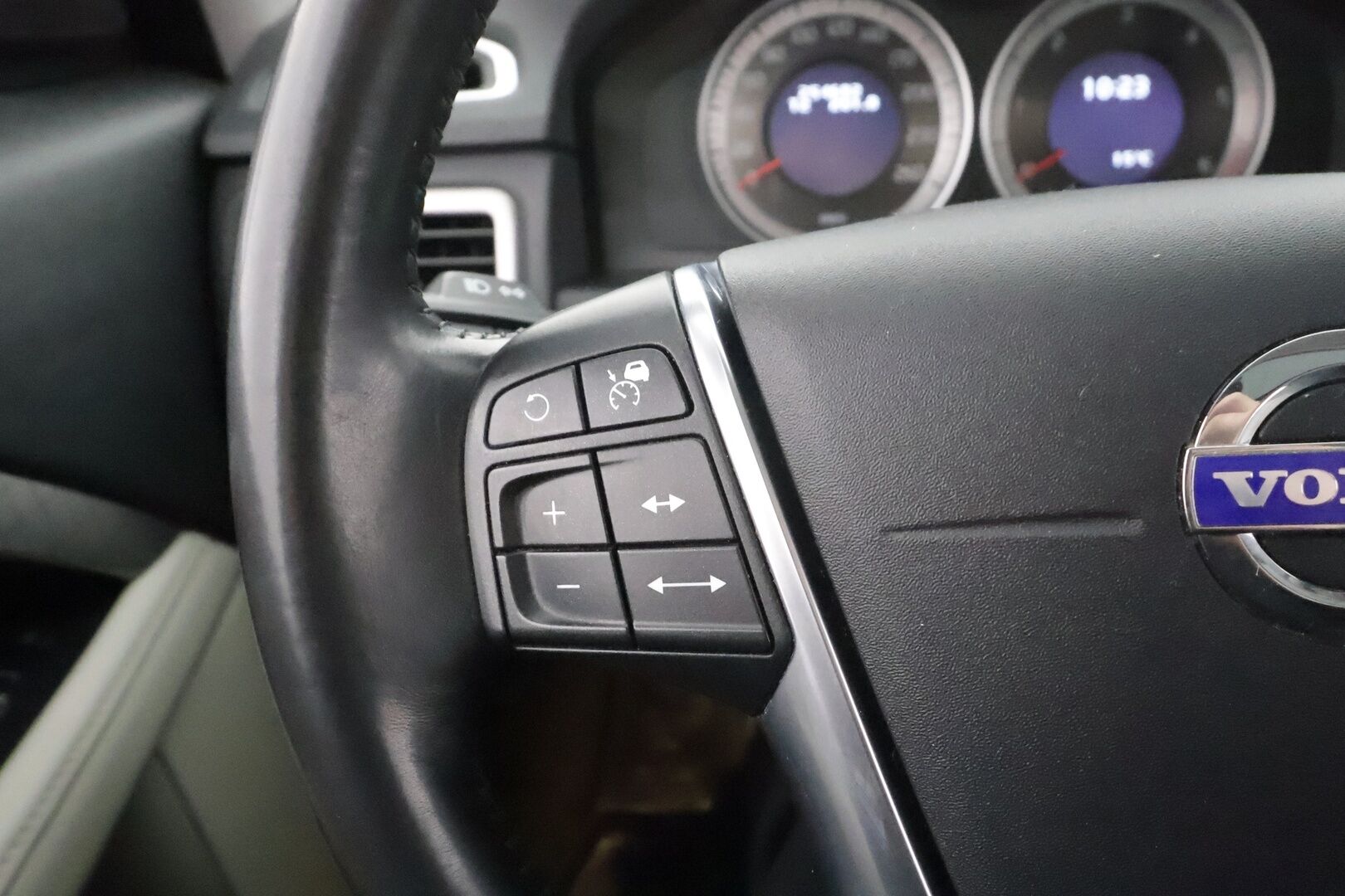 Volvo XC70 2013 D5 AWD Summum aut * Vakkari / Webasto / Koukku / Muistipenkki / Xenon / Blis / P.tutkat / Kattoluukku * - Suomi-auto / Kahdet renkaat