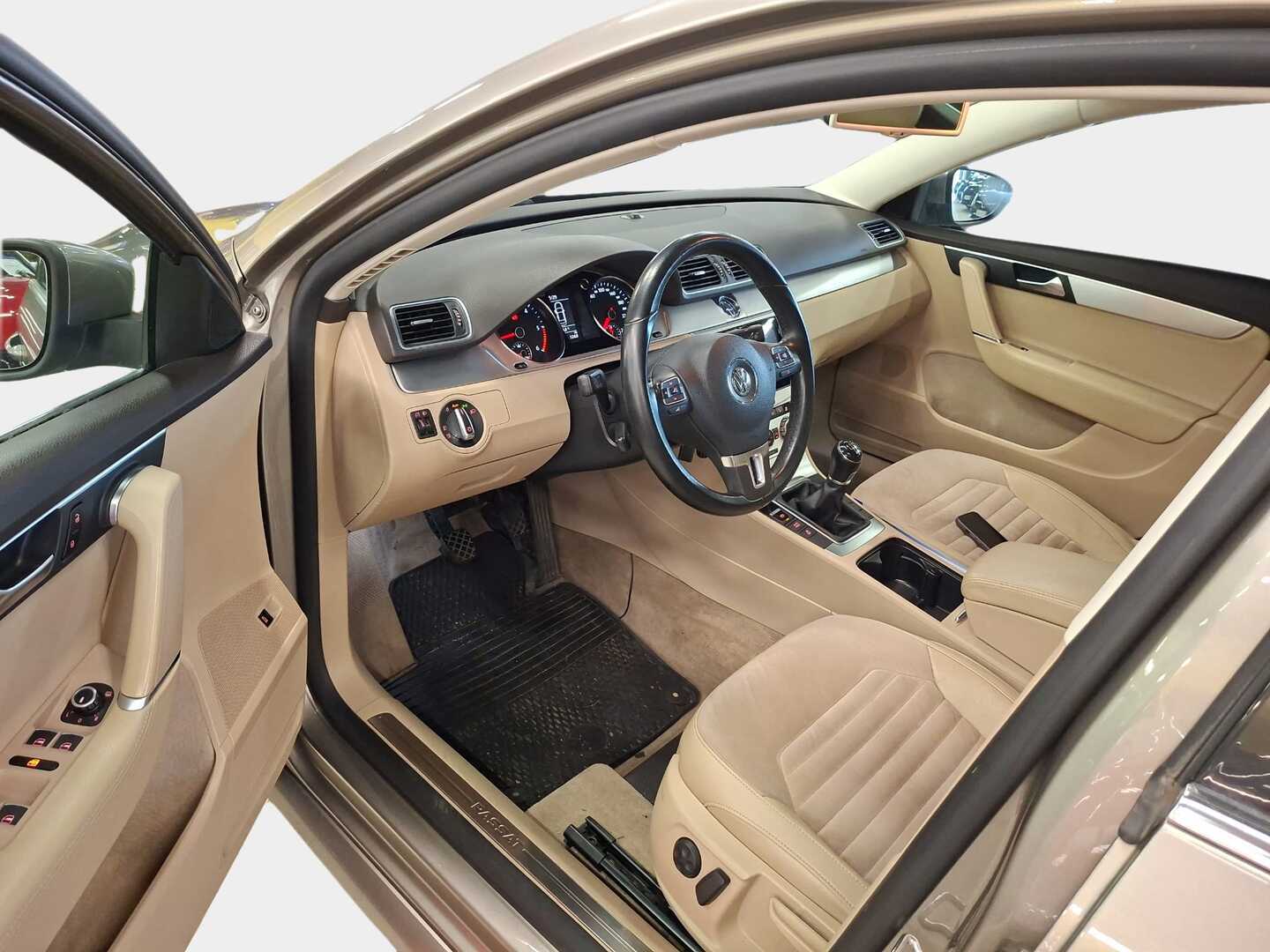 Volkswagen Passat 2012, photo 4/5