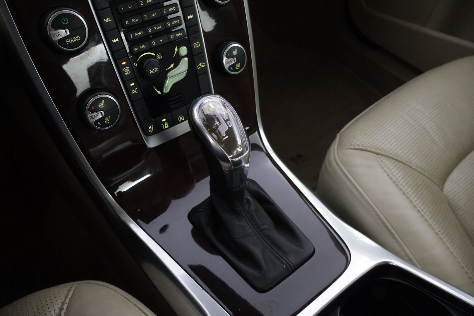 Volvo S80 2012 D3 Summum aut * Webasto / Vakkari / Ilmastoidut penkit / Koukku / Nahkasisusta / Keyless * - *Todella Kovilla Varusteilla / 2X renkaat / Jakopää vaihdettu *