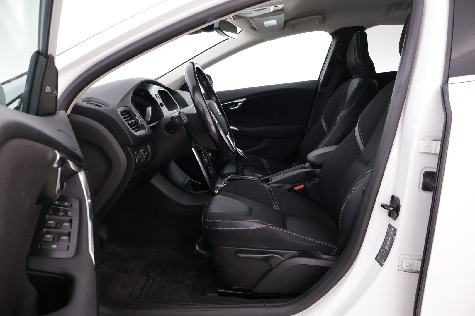 Volvo V40 2013 D2 Momentum *ACC / Webasto / BLIS / P.Kamera / Digimittari / KeyLessGo* - Jakohihna vaihdettu / Adaptiivinen vakkari yms.*