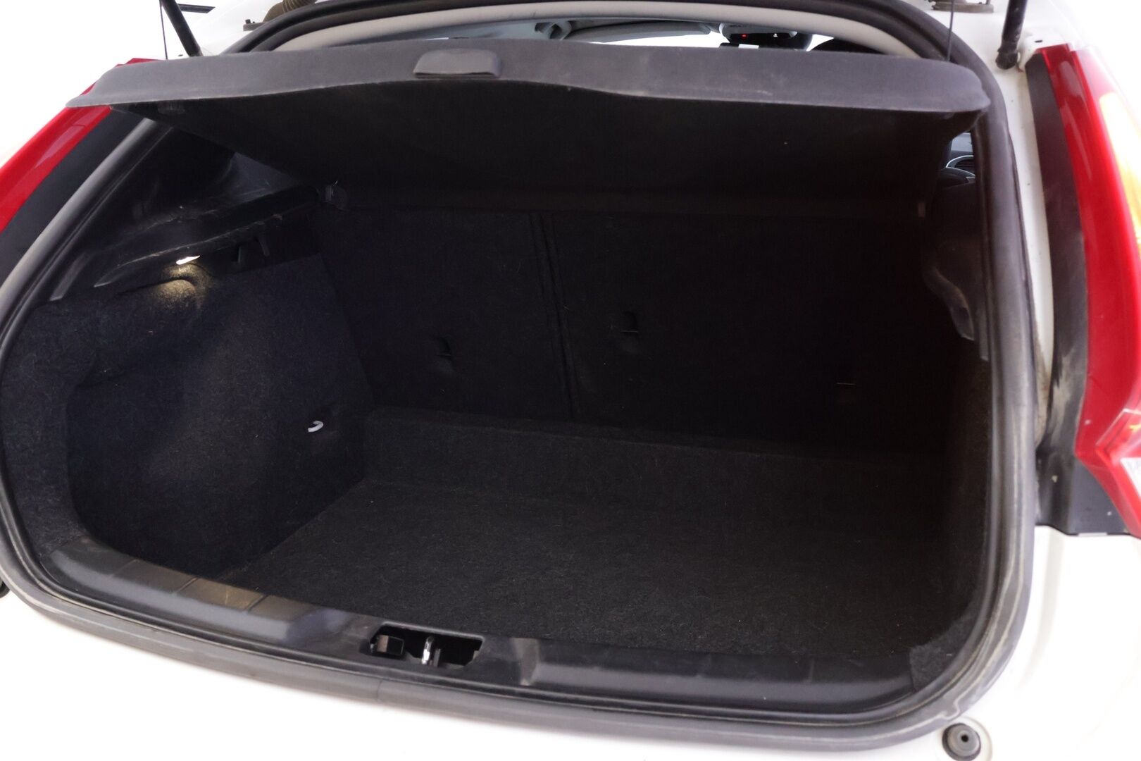 Volvo V40 2013 D2 Momentum *ACC / Webasto / BLIS / P.Kamera / Digimittari / KeyLessGo* - Jakohihna vaihdettu / Adaptiivinen vakkari yms.*