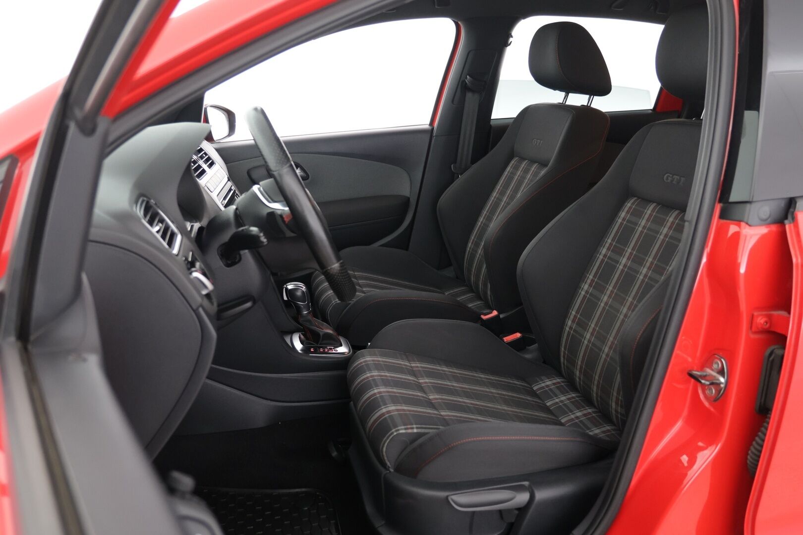 Volkswagen Polo 2012 GTI 1,4 TSI 132 kW (180 hv) DSG-automaatti 4-ovinen - Vakkari / Tutkat / Lohko + sisä / Bluetooth / Juuri Huollettu!