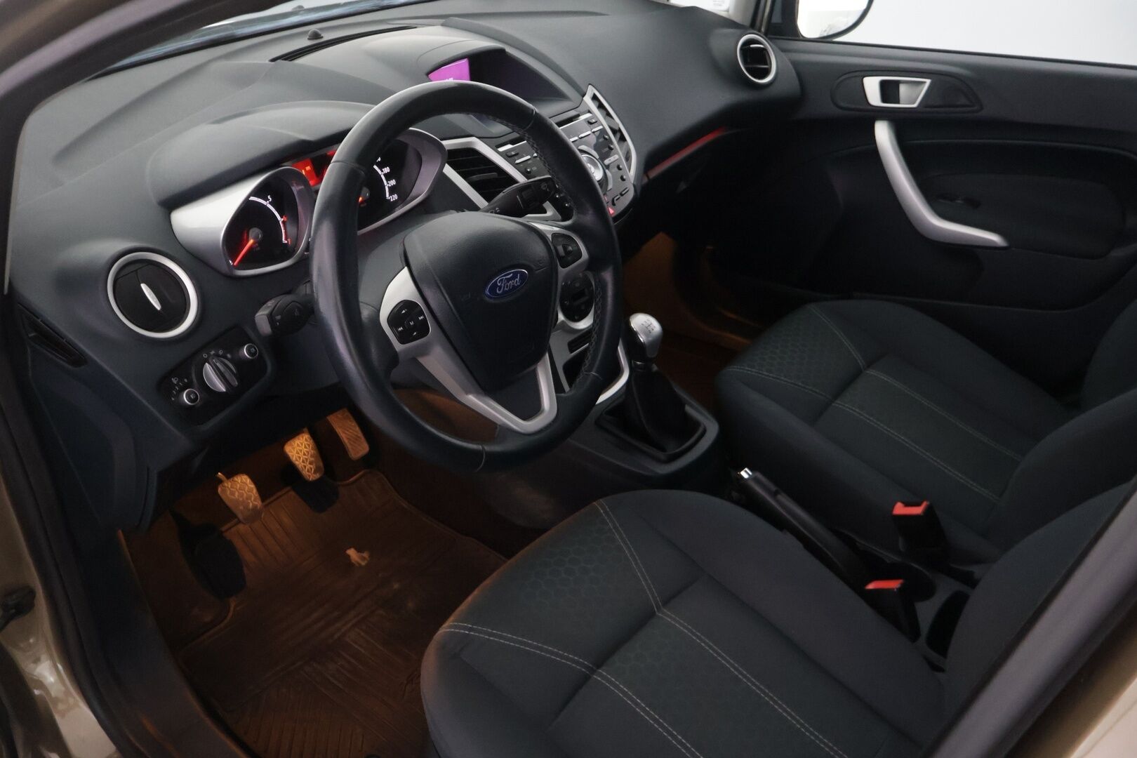 Ford Fiesta 2012 1,25 82 hv Titanium M5 5-ovinen - *Yritys Outlet- Myydään vain yrityksille!*