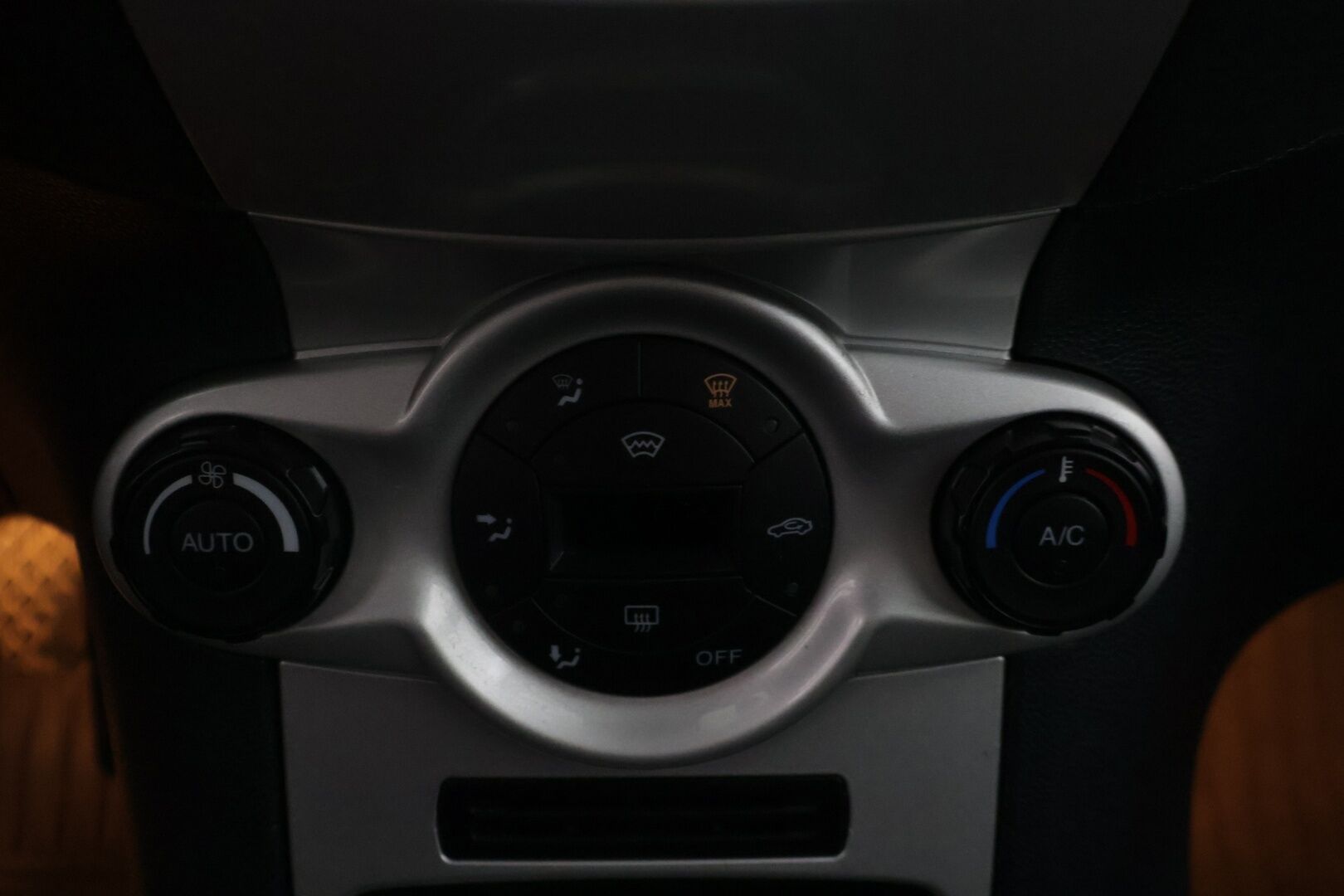 Ford Fiesta 2012 1,25 82 hv Titanium M5 5-ovinen - *Yritys Outlet- Myydään vain yrityksille!*
