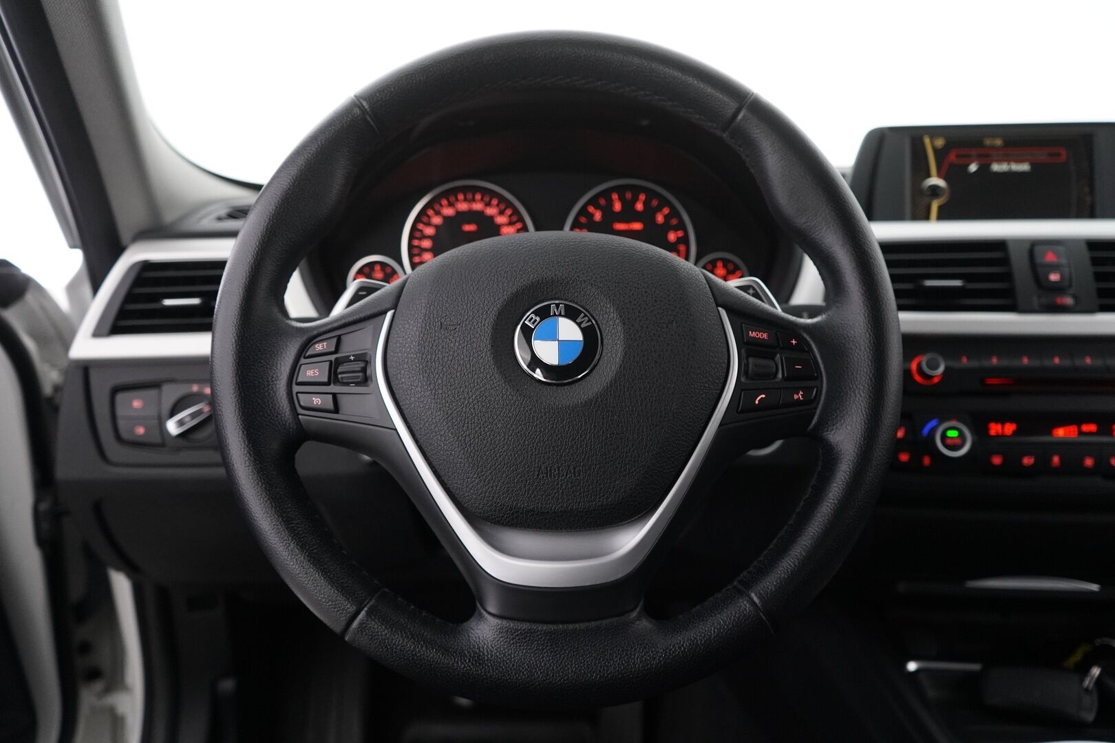 BMW 320 2013 TwinPower Turbo A xDrive F30 Sedan Business Automatic * Webasto / Vakkari / Tutka * - Suomi-auto / Kahdet BMW vanteet / Polttoainekäyttöinen Lisälämmitin