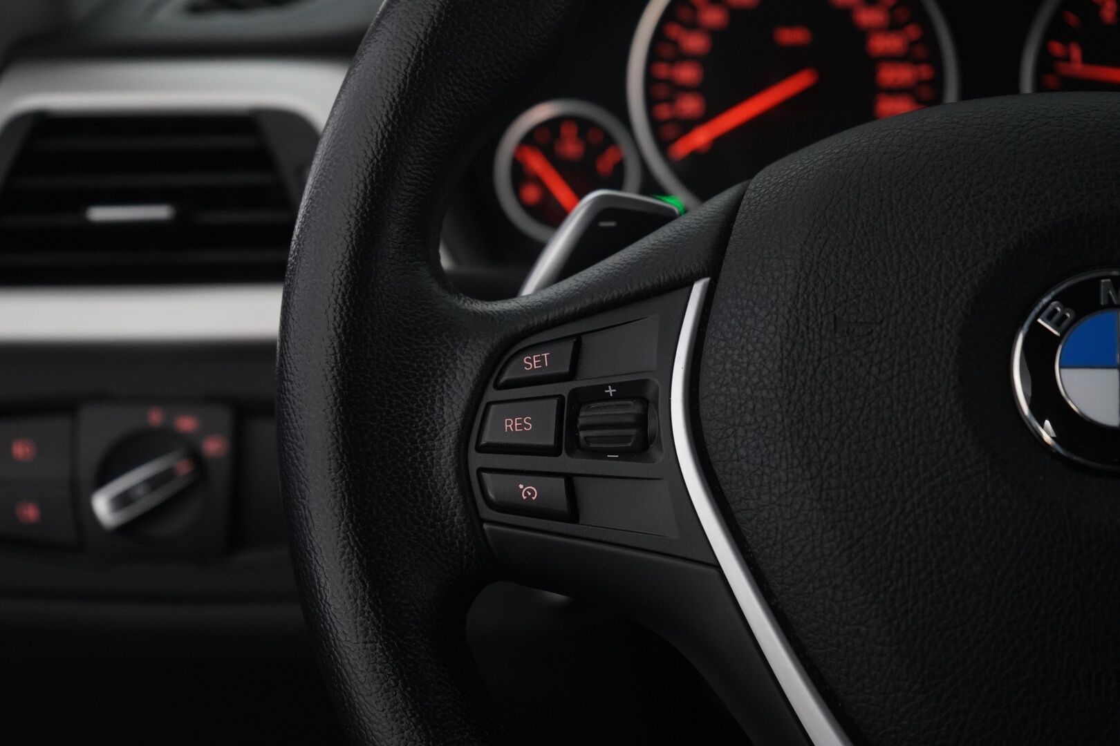 BMW 320 2013 TwinPower Turbo A xDrive F30 Sedan Business Automatic * Webasto / Vakkari / Tutka * - Suomi-auto / Kahdet BMW vanteet / Polttoainekäyttöinen Lisälämmitin - Osta nyt, maksa vasta ensi vuonna