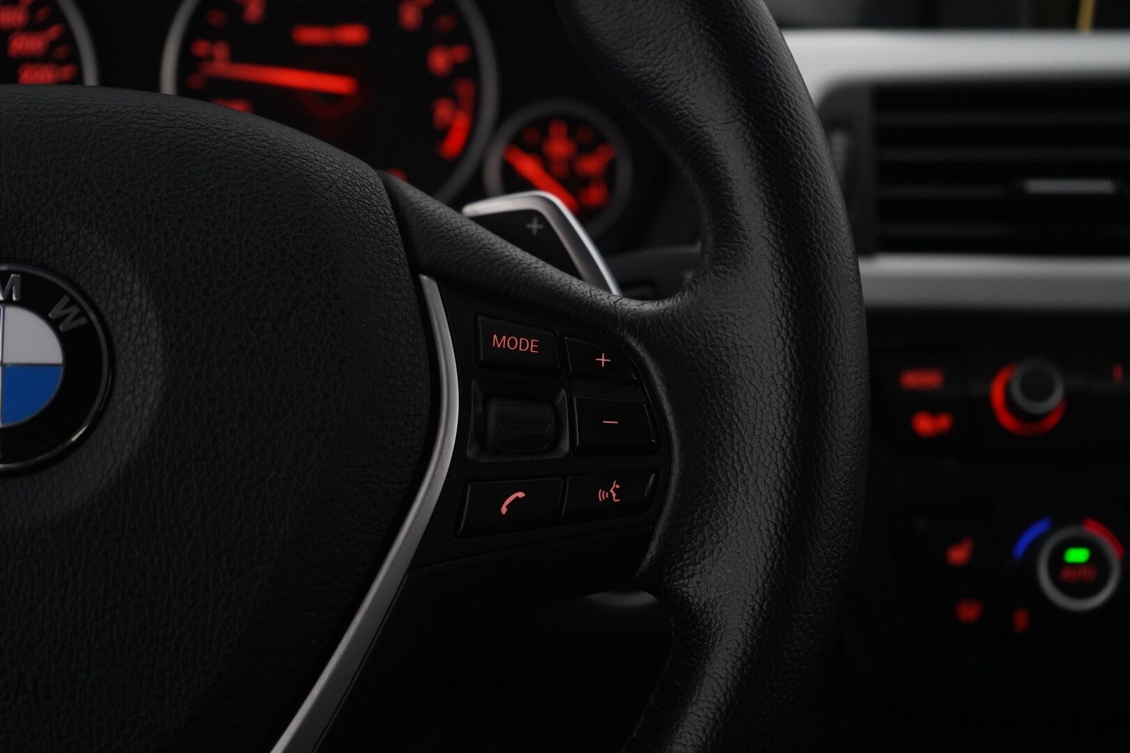 BMW 320 2013 TwinPower Turbo A xDrive F30 Sedan Business Automatic * Webasto / Vakkari / Tutka * - Suomi-auto / Kahdet BMW vanteet / Polttoainekäyttöinen Lisälämmitin - Osta nyt, maksa vasta ensi vuonna