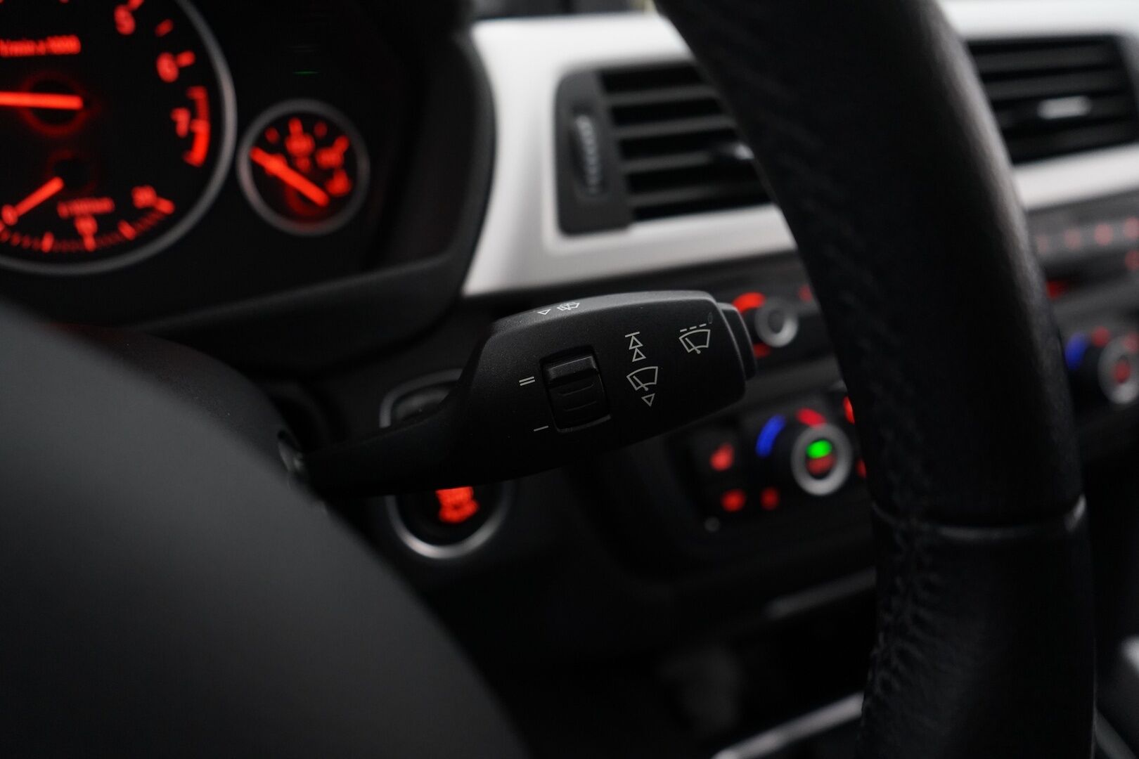 BMW 320 2013 TwinPower Turbo A xDrive F30 Sedan Business Automatic * Webasto / Vakkari / Tutka * - Suomi-auto / Kahdet BMW vanteet / Polttoainekäyttöinen Lisälämmitin - Osta nyt, maksa vasta ensi vuonna