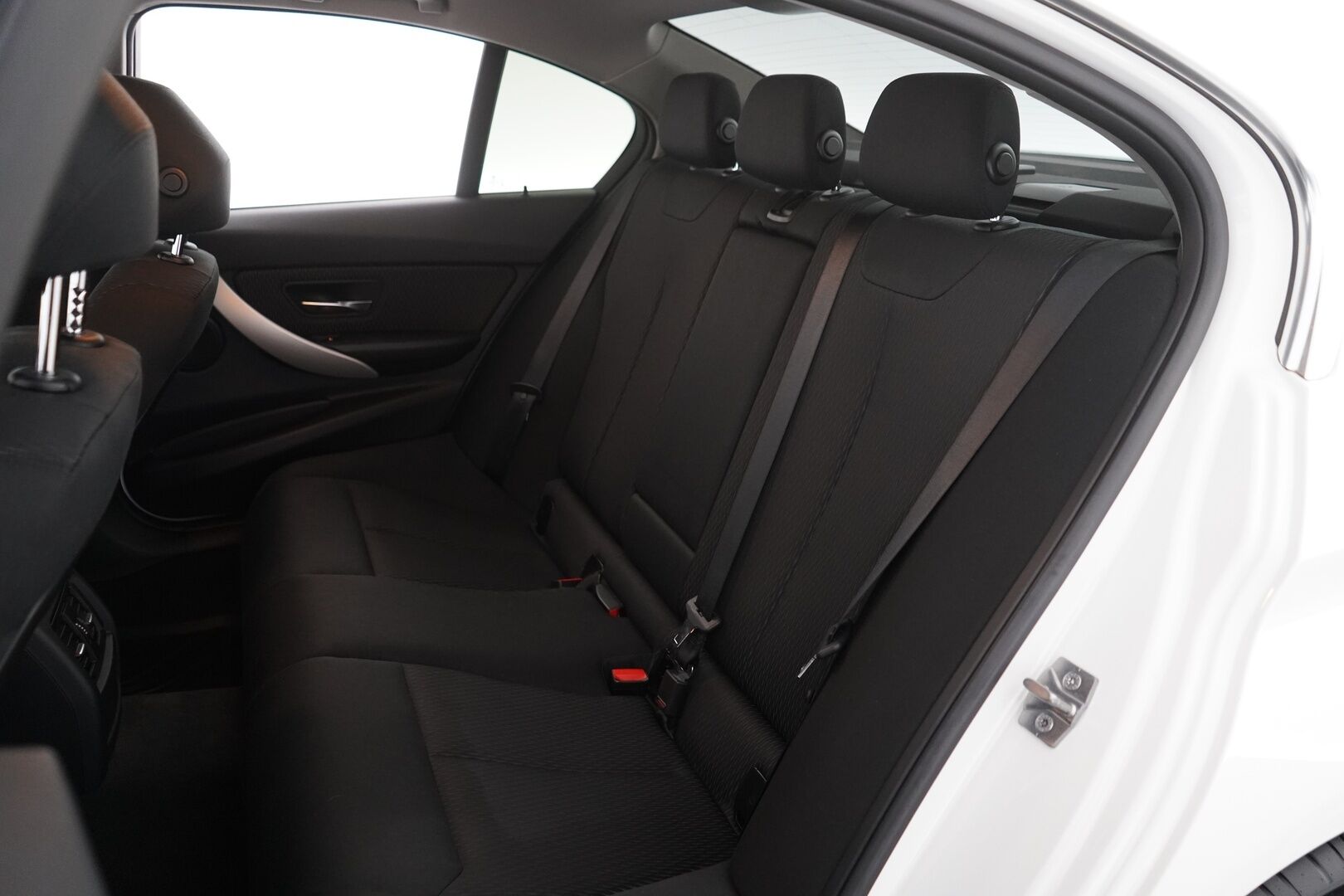 BMW 320 2013 TwinPower Turbo A xDrive F30 Sedan Business Automatic * Webasto / Vakkari / Tutka * - Suomi-auto / Kahdet BMW vanteet / Polttoainekäyttöinen Lisälämmitin