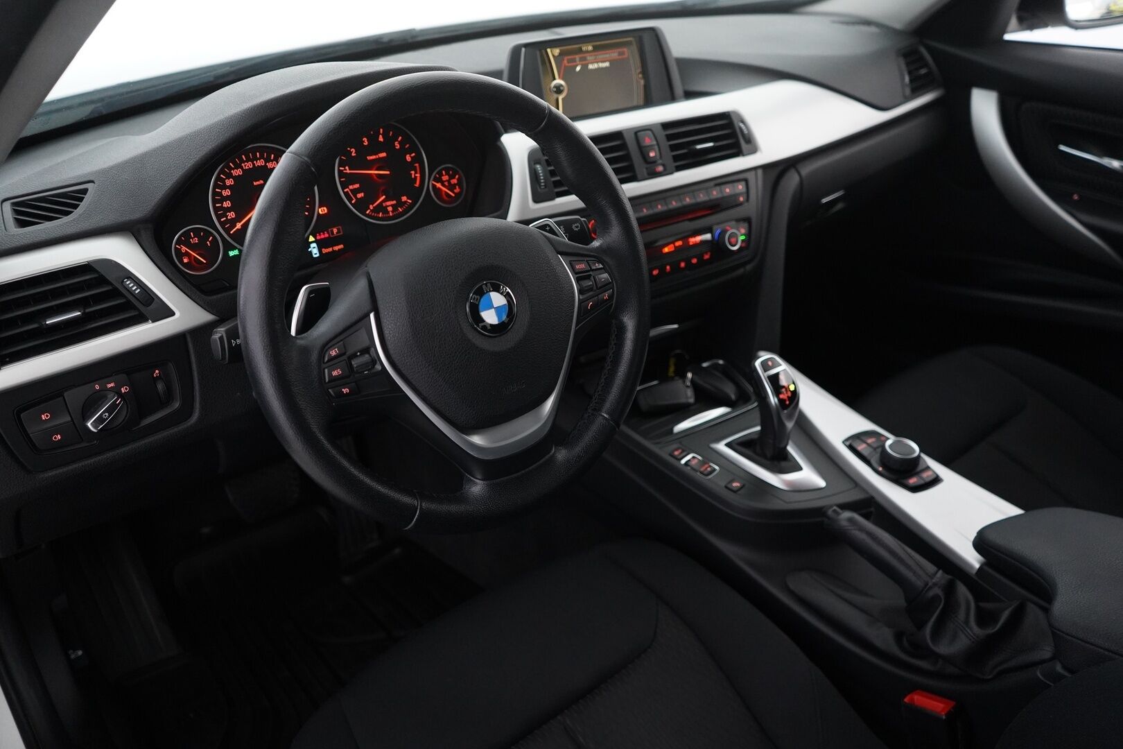 BMW 320 2013 TwinPower Turbo A xDrive F30 Sedan Business Automatic * Webasto / Vakkari / Tutka * - Suomi-auto / Kahdet BMW vanteet / Polttoainekäyttöinen Lisälämmitin