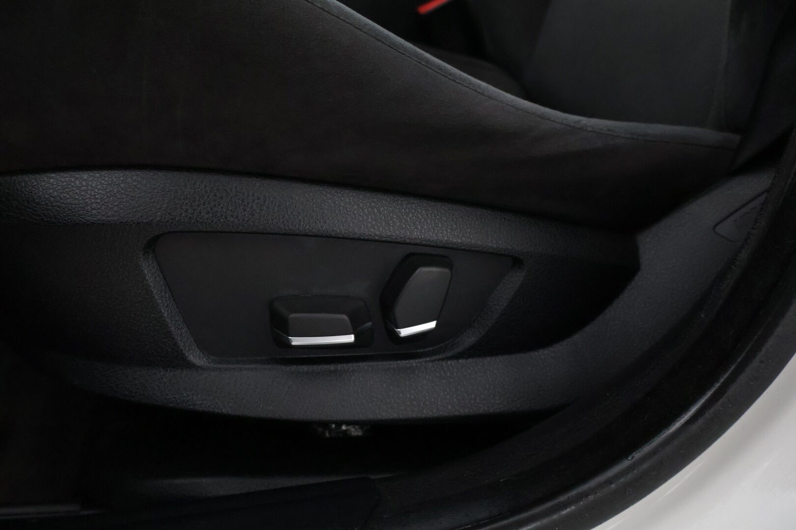 BMW 520 2013 TwinPower Turbo A F10 Sedan Business M-Sport ** Suomiauto / Hifit / Black Panel / Muistipenkki kuskilla / Bluetooth ** - *2x renkaat & vanteet / Sport-vaihteisto / Huollettu 254tkm kohdalla*