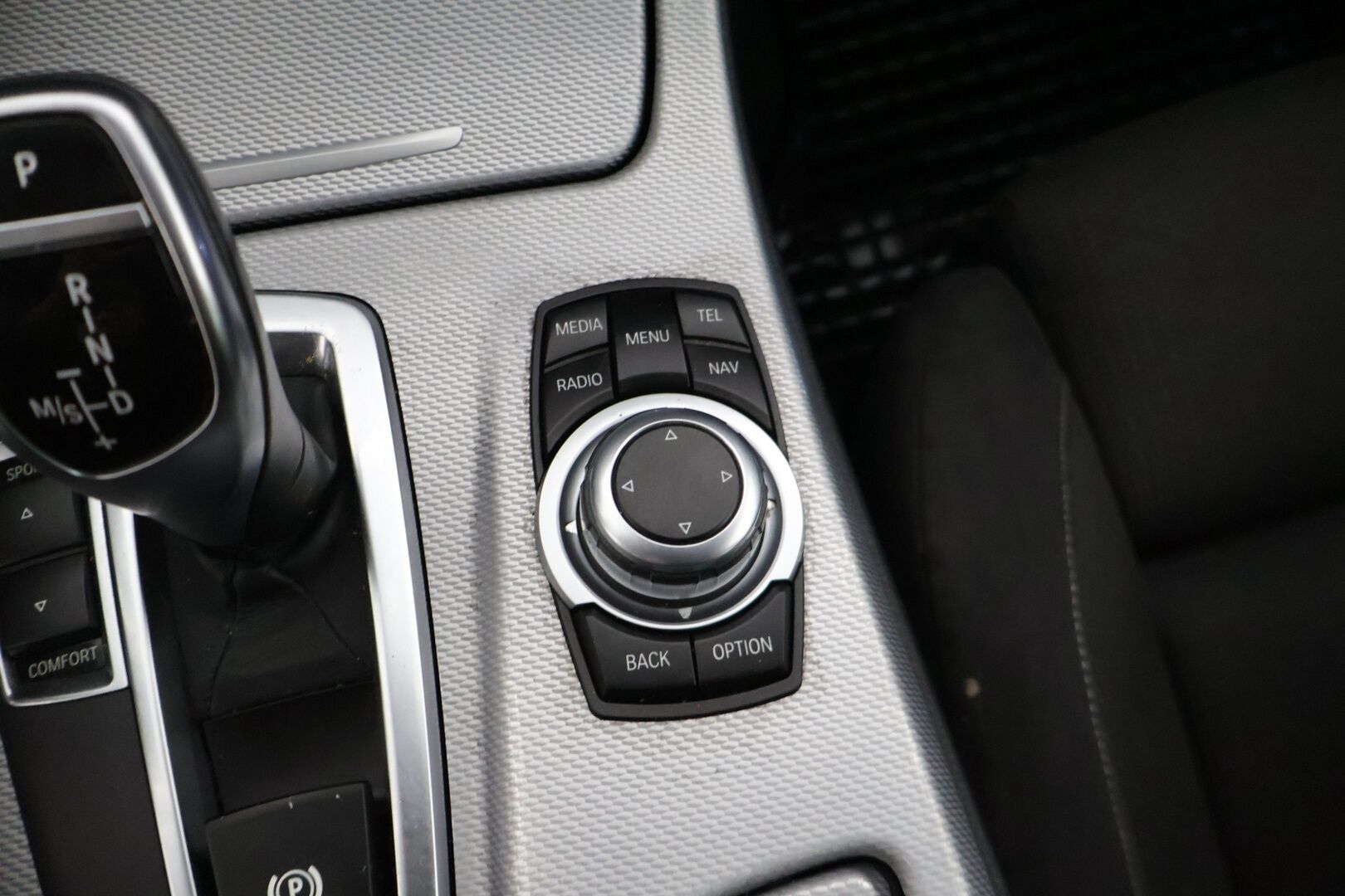 BMW 520 2013 TwinPower Turbo A F10 Sedan Business M-Sport ** Suomiauto / Hifit / Black Panel / Muistipenkki kuskilla / Bluetooth ** - *2x renkaat & vanteet / Sport-vaihteisto / Huollettu 254tkm kohdalla*