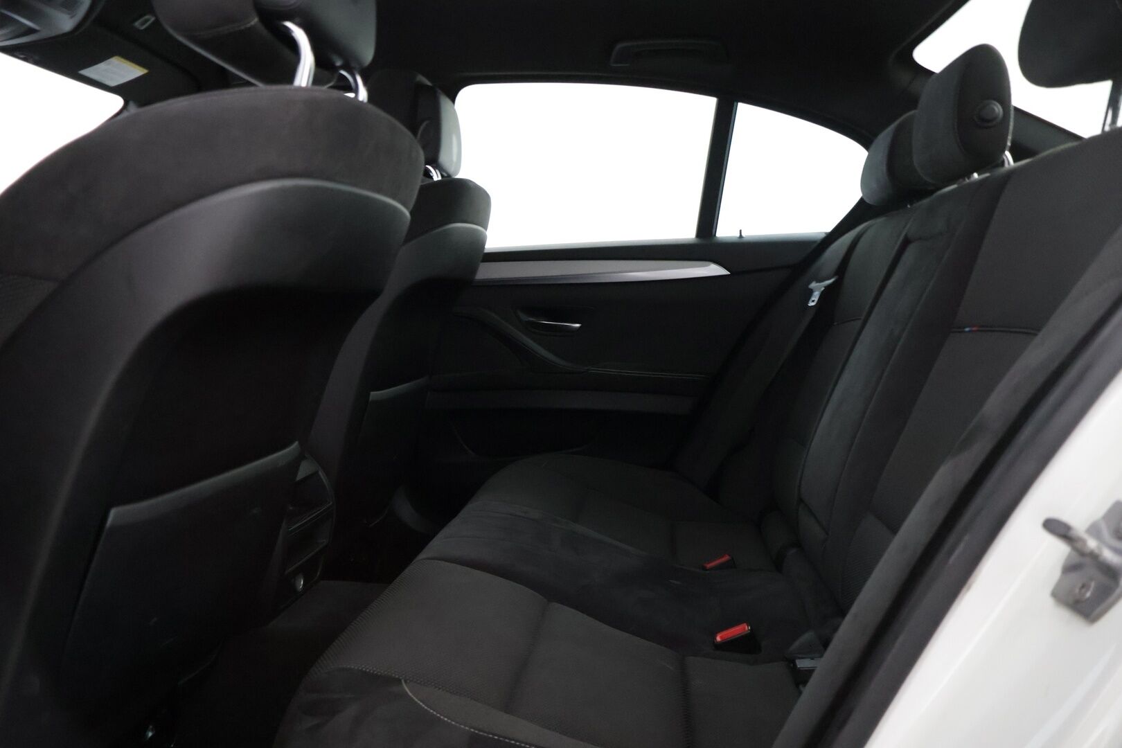 BMW 520 2013 TwinPower Turbo A F10 Sedan Business M-Sport ** Suomiauto / Hifit / Black Panel / Muistipenkki kuskilla / Bluetooth ** - *2x renkaat & vanteet / Sport-vaihteisto / Huollettu 254tkm kohdalla*