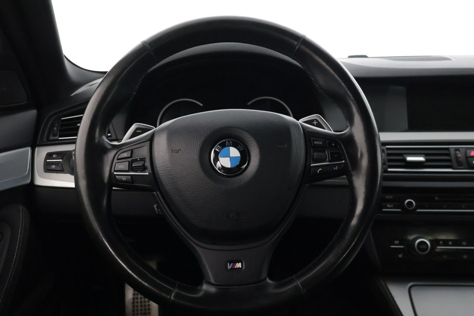 BMW 520 2013 TwinPower Turbo A F10 Sedan Business M-Sport ** Suomiauto / Hifit / Black Panel / Muistipenkki kuskilla / Bluetooth ** - *2x renkaat & vanteet / Sport-vaihteisto / Huollettu 254tkm kohdalla*