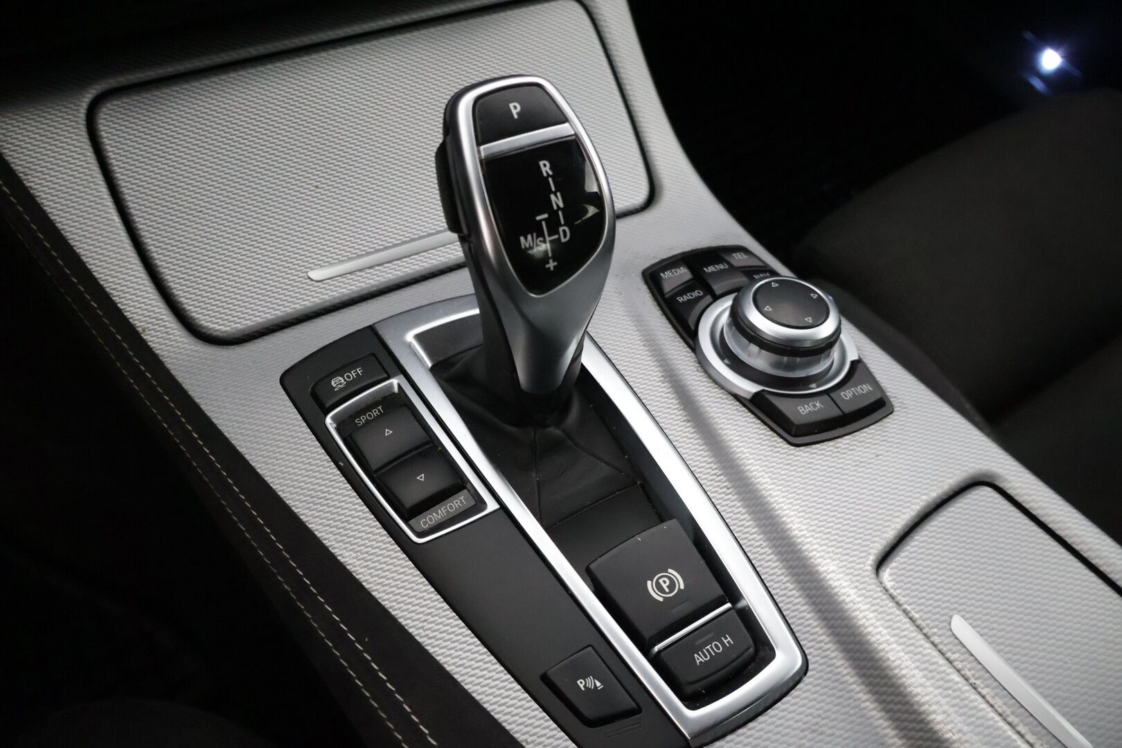 BMW 520 2013 TwinPower Turbo A F10 Sedan Business M-Sport ** Suomiauto / Hifit / Black Panel / Muistipenkki kuskilla / Bluetooth ** - *2x renkaat & vanteet / Sport-vaihteisto / Huollettu 254tkm kohdalla*