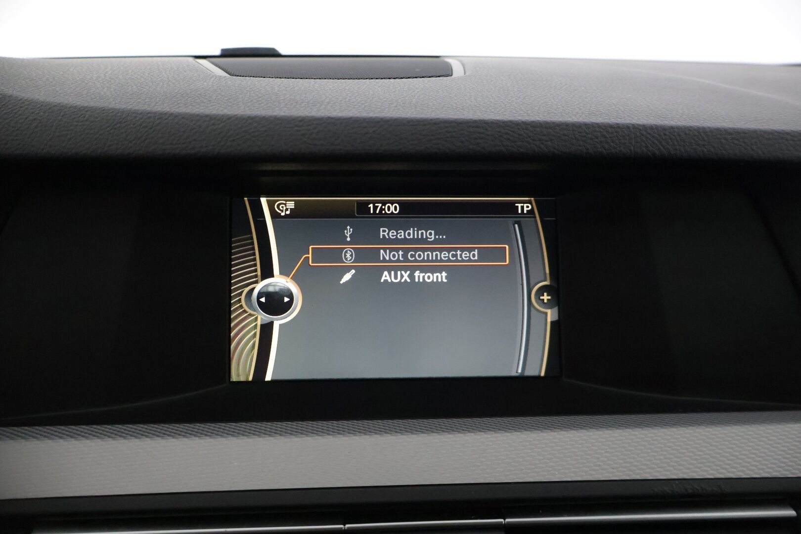 BMW 520 2013 TwinPower Turbo A F10 Sedan Business M-Sport ** Suomiauto / Hifit / Black Panel / Muistipenkki kuskilla / Bluetooth ** - *2x renkaat & vanteet / Sport-vaihteisto / Huollettu 254tkm kohdalla*