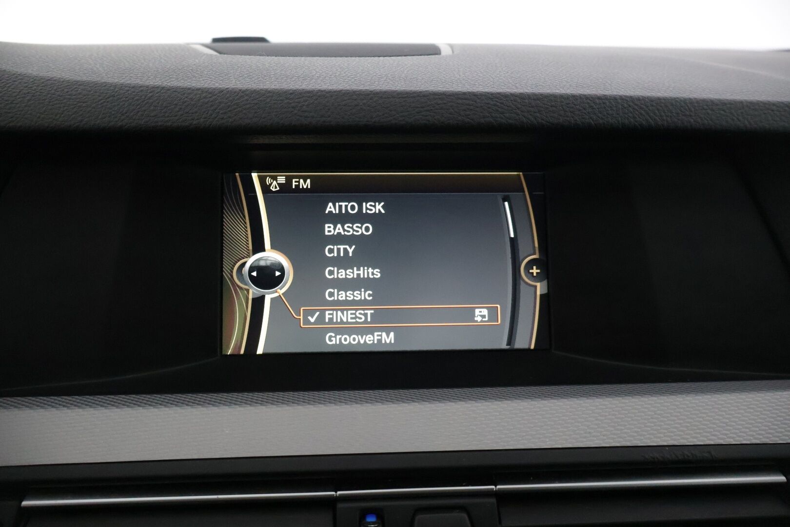 BMW 520 2013 TwinPower Turbo A F10 Sedan Business M-Sport ** Suomiauto / Hifit / Black Panel / Muistipenkki kuskilla / Bluetooth ** - *2x renkaat & vanteet / Sport-vaihteisto / Huollettu 254tkm kohdalla*