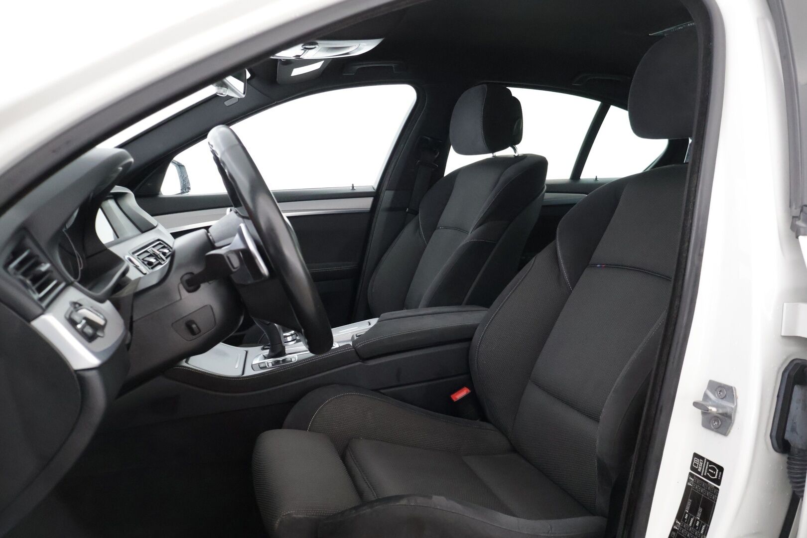 BMW 520 2013 TwinPower Turbo A F10 Sedan Business M-Sport ** Suomiauto / Hifit / Black Panel / Muistipenkki kuskilla / Bluetooth ** - *2x renkaat & vanteet / Sport-vaihteisto / Huollettu 254tkm kohdalla*