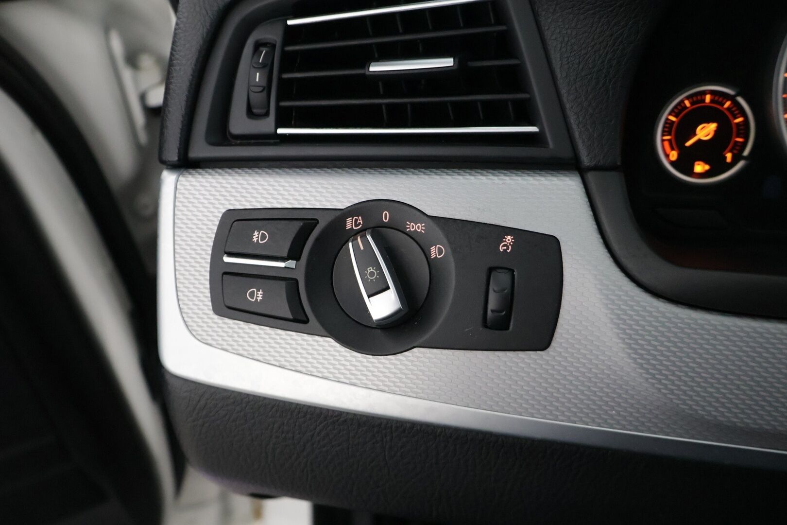 BMW 520 2013 TwinPower Turbo A F10 Sedan Business M-Sport ** Suomiauto / Hifit / Black Panel / Muistipenkki kuskilla / Bluetooth ** - *2x renkaat & vanteet / Sport-vaihteisto / Huollettu 254tkm kohdalla*