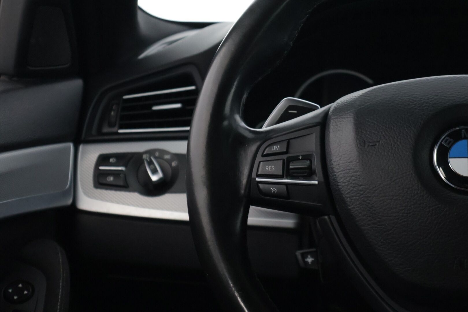 BMW 520 2013 TwinPower Turbo A F10 Sedan Business M-Sport ** Suomiauto / Hifit / Black Panel / Muistipenkki kuskilla / Bluetooth ** - *2x renkaat & vanteet / Sport-vaihteisto / Huollettu 254tkm kohdalla*