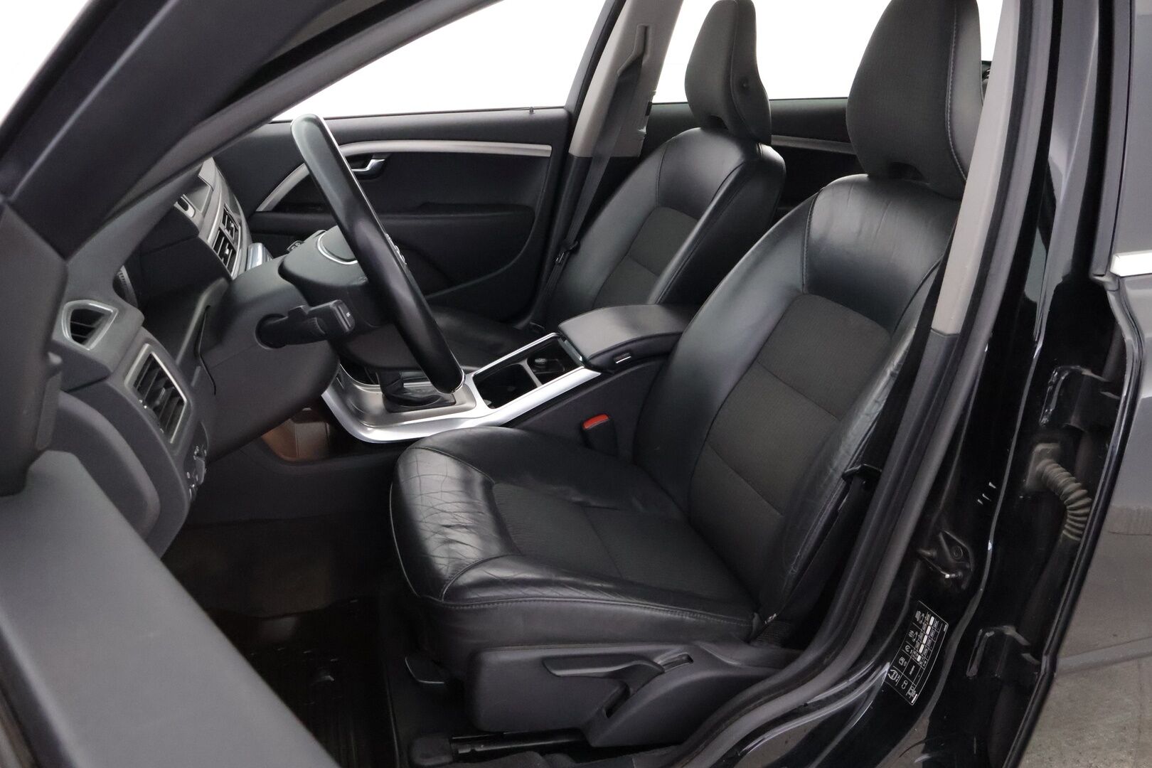 Volvo V70 2013 D2 Momentum Business aut * Webasto / Vetokoukku / Puolinahkasisusta / Xenon / Akt.Kaarrevalot / High Perf Audio - Juuri tullut Tampereelle / Facelift!