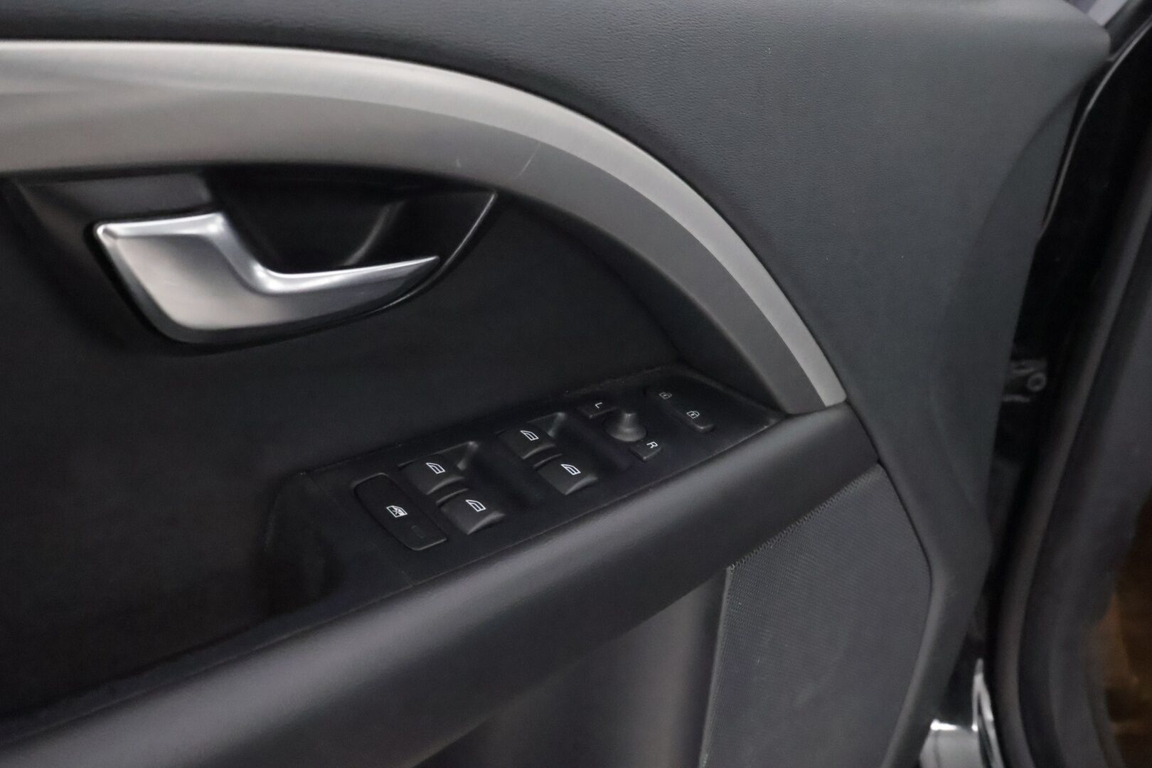 Volvo V70 2013 D2 Momentum Business aut * Webasto / Vetokoukku / Puolinahkasisusta / Xenon / Akt.Kaarrevalot / High Perf Audio - Juuri tullut Tampereelle / Facelift!