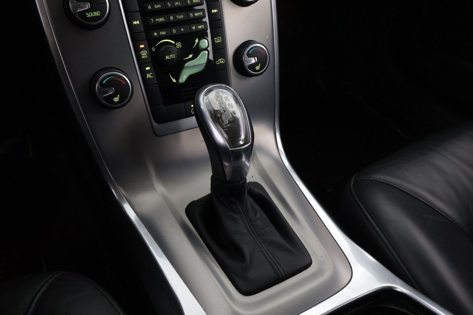 Volvo V70 2013 D2 Momentum Business aut * Webasto / Vetokoukku / Puolinahkasisusta / Xenon / Akt.Kaarrevalot / High Perf Audio - Juuri tullut Tampereelle / Facelift!