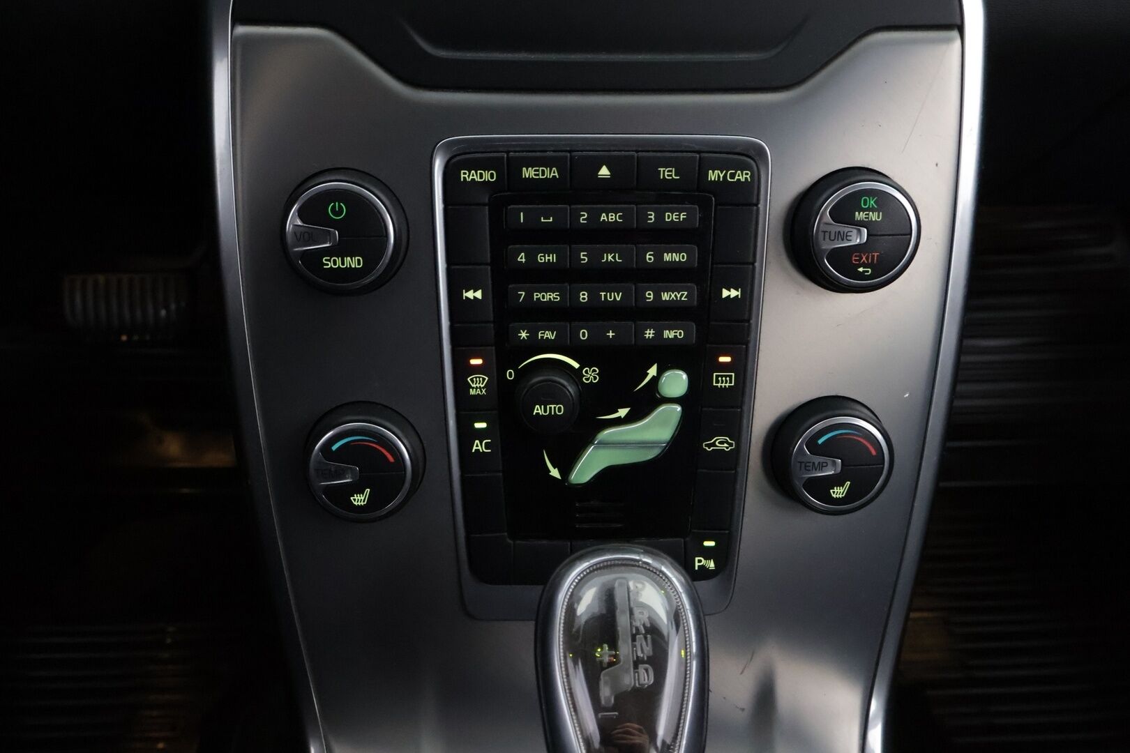 Volvo V70 2013 D2 Momentum Business aut * Webasto / Vetokoukku / Puolinahkasisusta / Xenon / Akt.Kaarrevalot / High Perf Audio - Juuri tullut Tampereelle / Facelift!