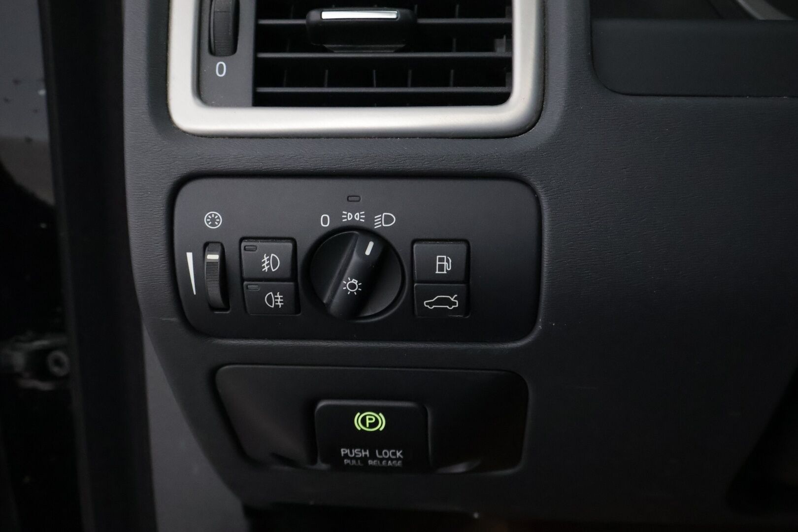 Volvo V70 2013 D2 Momentum Business aut * Webasto / Vetokoukku / Puolinahkasisusta / Xenon / Akt.Kaarrevalot / High Perf Audio - Juuri tullut Tampereelle / Facelift!