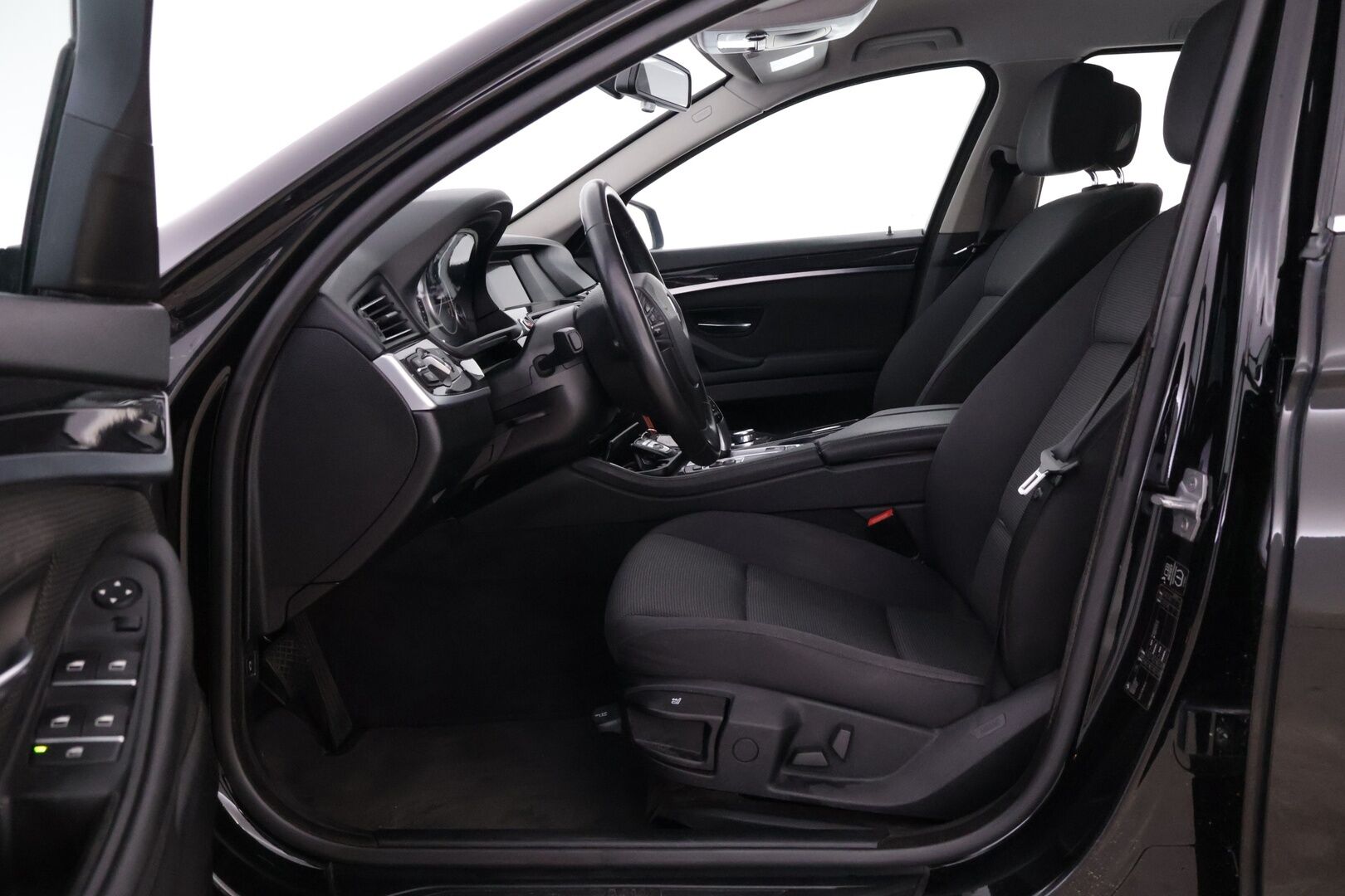 BMW 520 2013 TwinPower Turbo A F11 Touring Business Automatic *Vakionopeudensäädin / Lohko+S.lämmitin / Vetokoukku / S.Luukku* - *Asiallisesti huollettu / Kahdet hyvät renkaat alumiinivantein*