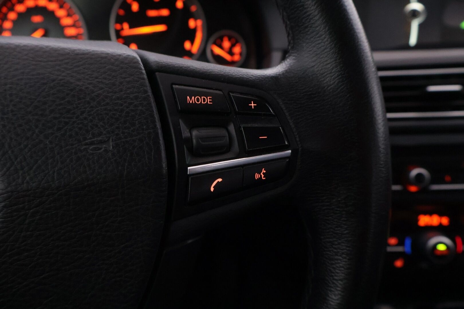 BMW 520 2013 TwinPower Turbo A F11 Touring Business Automatic *Vakionopeudensäädin / Lohko+S.lämmitin / Vetokoukku / S.Luukku* - *Asiallisesti huollettu / Kahdet hyvät renkaat alumiinivantein*