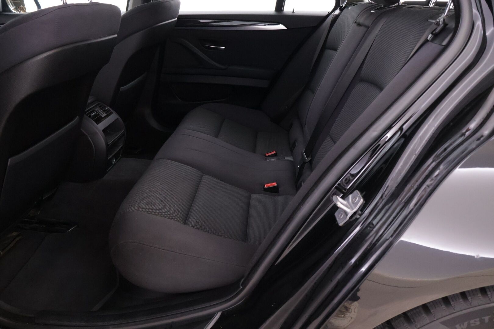 BMW 520 2013 TwinPower Turbo A F11 Touring Business Automatic *Vakionopeudensäädin / Lohko+S.lämmitin / Vetokoukku / S.Luukku* - *Asiallisesti huollettu / Kahdet hyvät renkaat alumiinivantein / Juuri Katsastettu!*