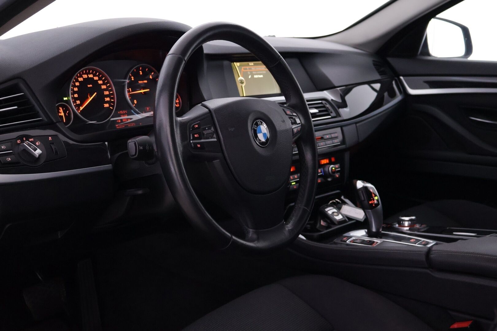 BMW 520 2013 TwinPower Turbo A F11 Touring Business Automatic *Vakionopeudensäädin / Lohko+S.lämmitin / Vetokoukku / S.Luukku* - *Asiallisesti huollettu / Kahdet hyvät renkaat alumiinivantein / Juuri Katsastettu!*