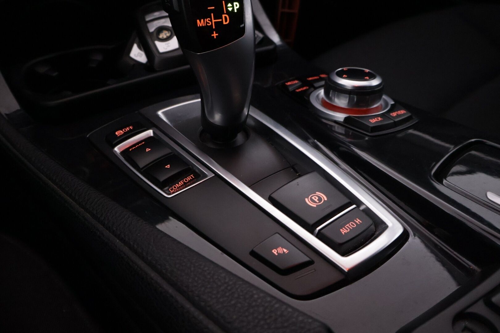 BMW 520 2013 TwinPower Turbo A F11 Touring Business Automatic *Vakionopeudensäädin / Lohko+S.lämmitin / Vetokoukku / S.Luukku* - *Asiallisesti huollettu / Kahdet hyvät renkaat alumiinivantein*