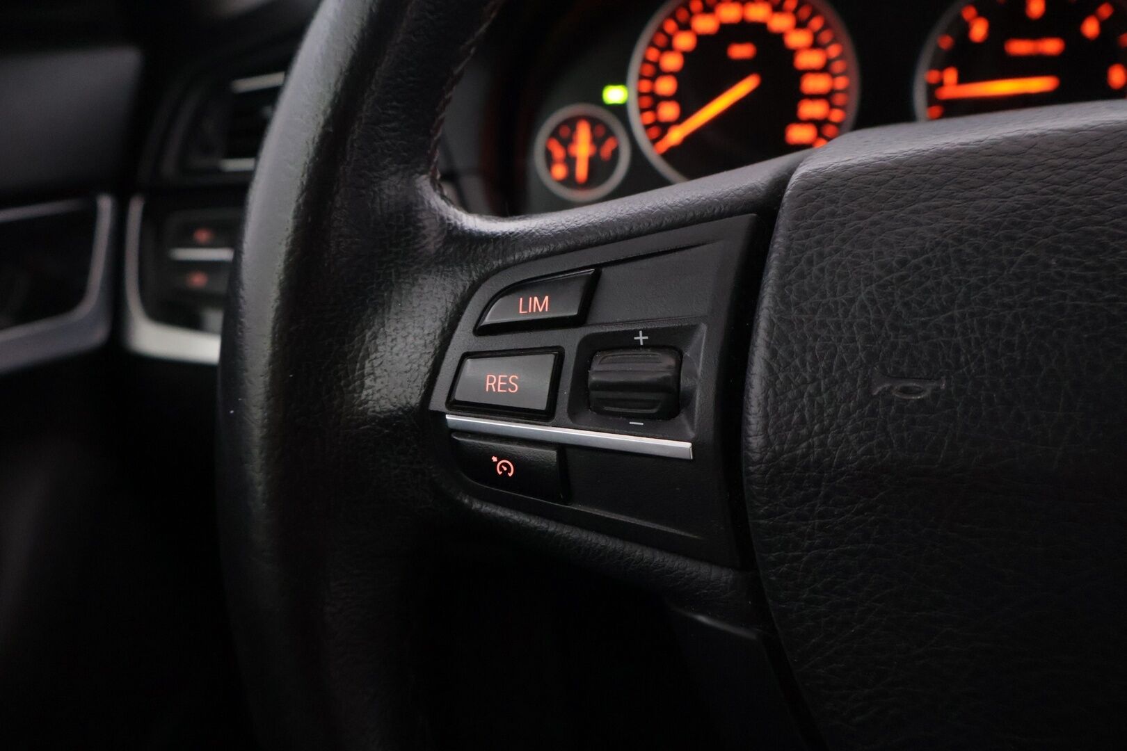 BMW 520 2013 TwinPower Turbo A F11 Touring Business Automatic *Vakionopeudensäädin / Lohko+S.lämmitin / Vetokoukku / S.Luukku* - *Asiallisesti huollettu / Kahdet hyvät renkaat alumiinivantein*