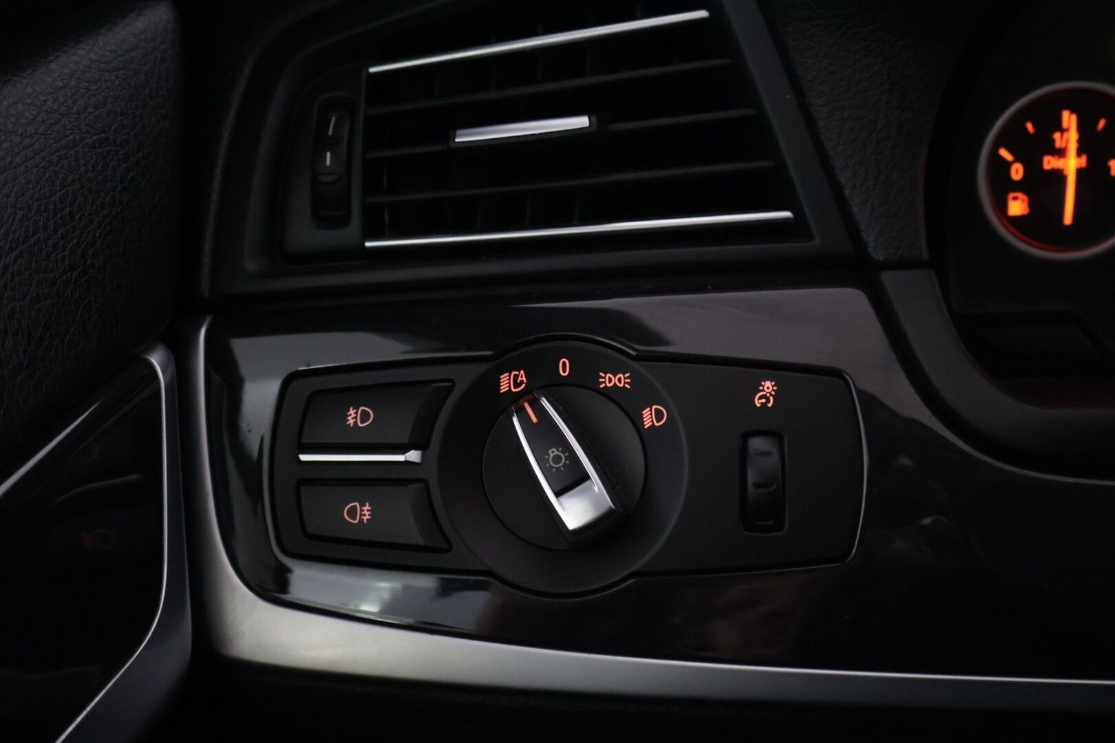 BMW 520 2013 TwinPower Turbo A F11 Touring Business Automatic *Vakionopeudensäädin / Lohko+S.lämmitin / Vetokoukku / S.Luukku* - *Asiallisesti huollettu / Kahdet hyvät renkaat alumiinivantein*