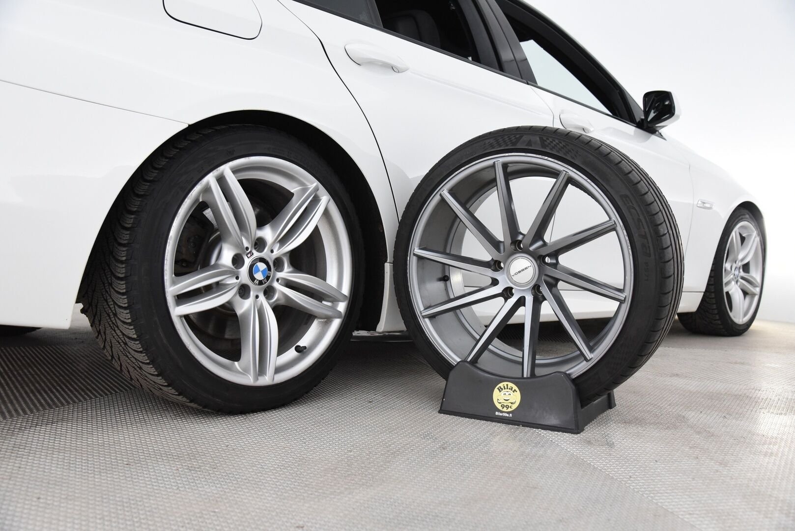 BMW 520 2013 TwinPower Turbo A F10 Sedan Business Automatic M-Sport / P. Kamera / Vakkari / Xenon / 2x Renkaat / Sähköpenkit - Juuri huollettu!