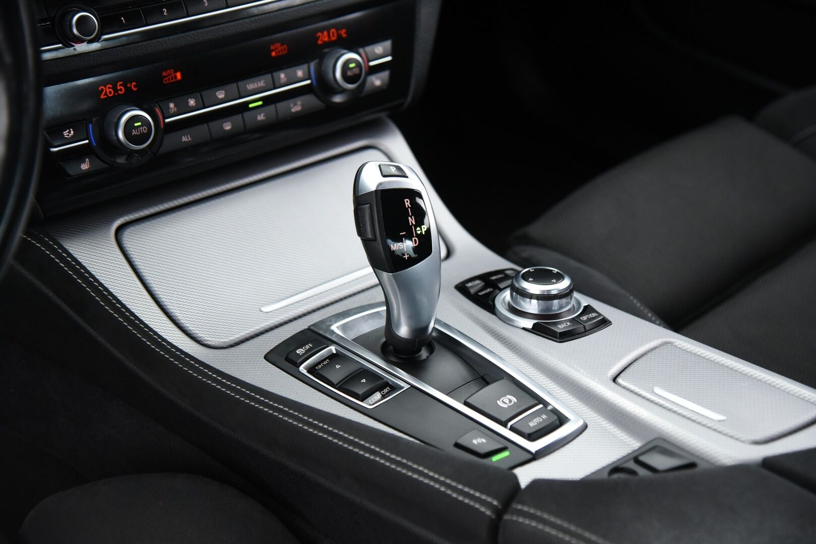 BMW 520 2013 TwinPower Turbo A F10 Sedan Business Automatic M-Sport / P. Kamera / Vakkari / Xenon / 2x Renkaat / Sähköpenkit - Juuri huollettu!