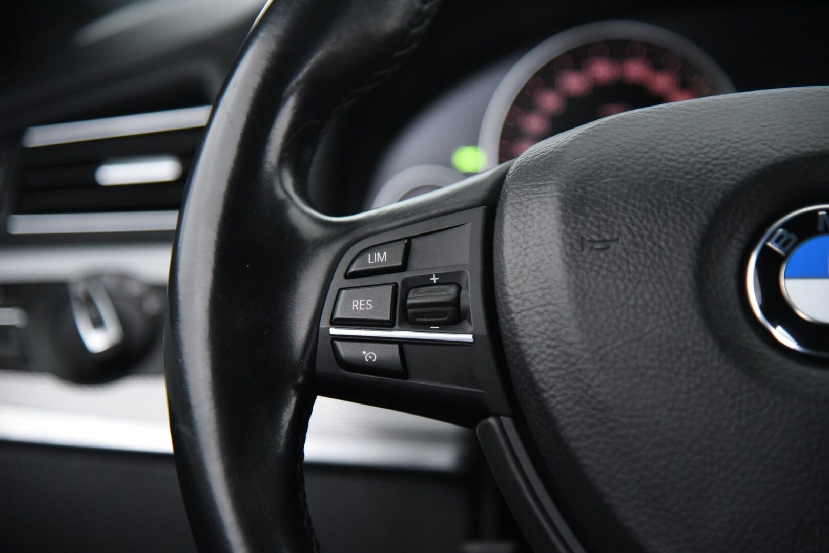 BMW 520 2013 TwinPower Turbo A F10 Sedan Business Automatic M-Sport / P. Kamera / Vakkari / Xenon / 2x Renkaat / Sähköpenkit - Juuri huollettu!