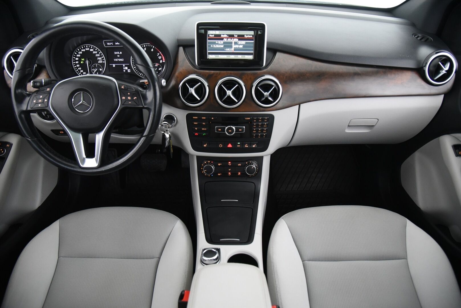 Mercedes-Benz B 2013 180 BE A Premium Business / Suomi-Auto / Vakkari / Navi / Koukku - Panorama / P. Tutkat / Hyvällä huoltohistorialla! 