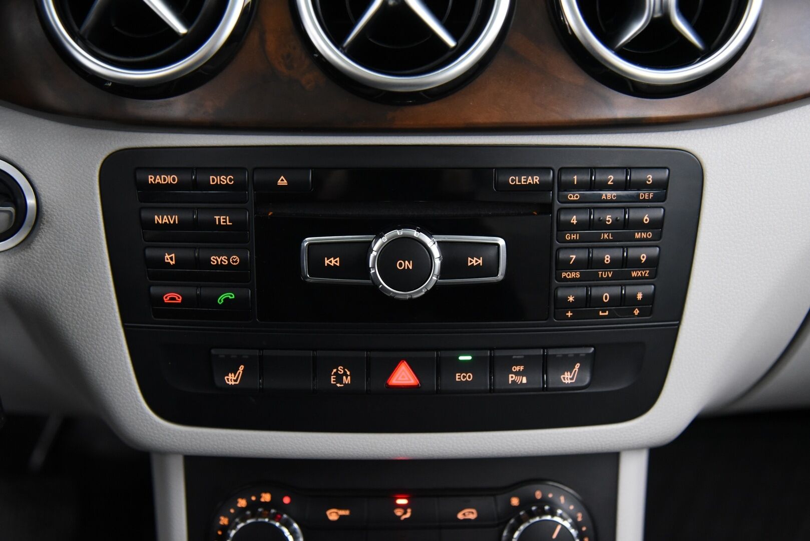 Mercedes-Benz B 2013 180 BE A Premium Business / Suomi-Auto / Vakkari / Navi / Koukku - Panorama / P. Tutkat / Hyvällä huoltohistorialla! 
