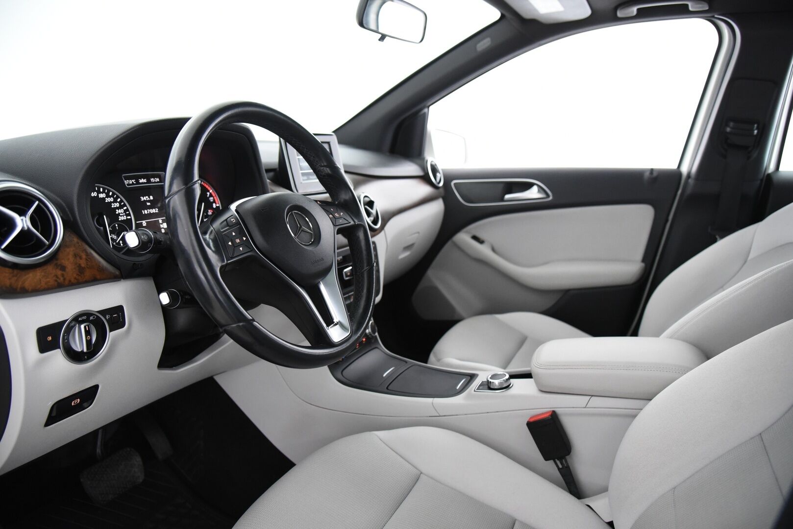 Mercedes-Benz B 2013 180 BE A Premium Business / Suomi-Auto / Vakkari / Navi / Koukku - Panorama / P. Tutkat / Hyvällä huoltohistorialla! 