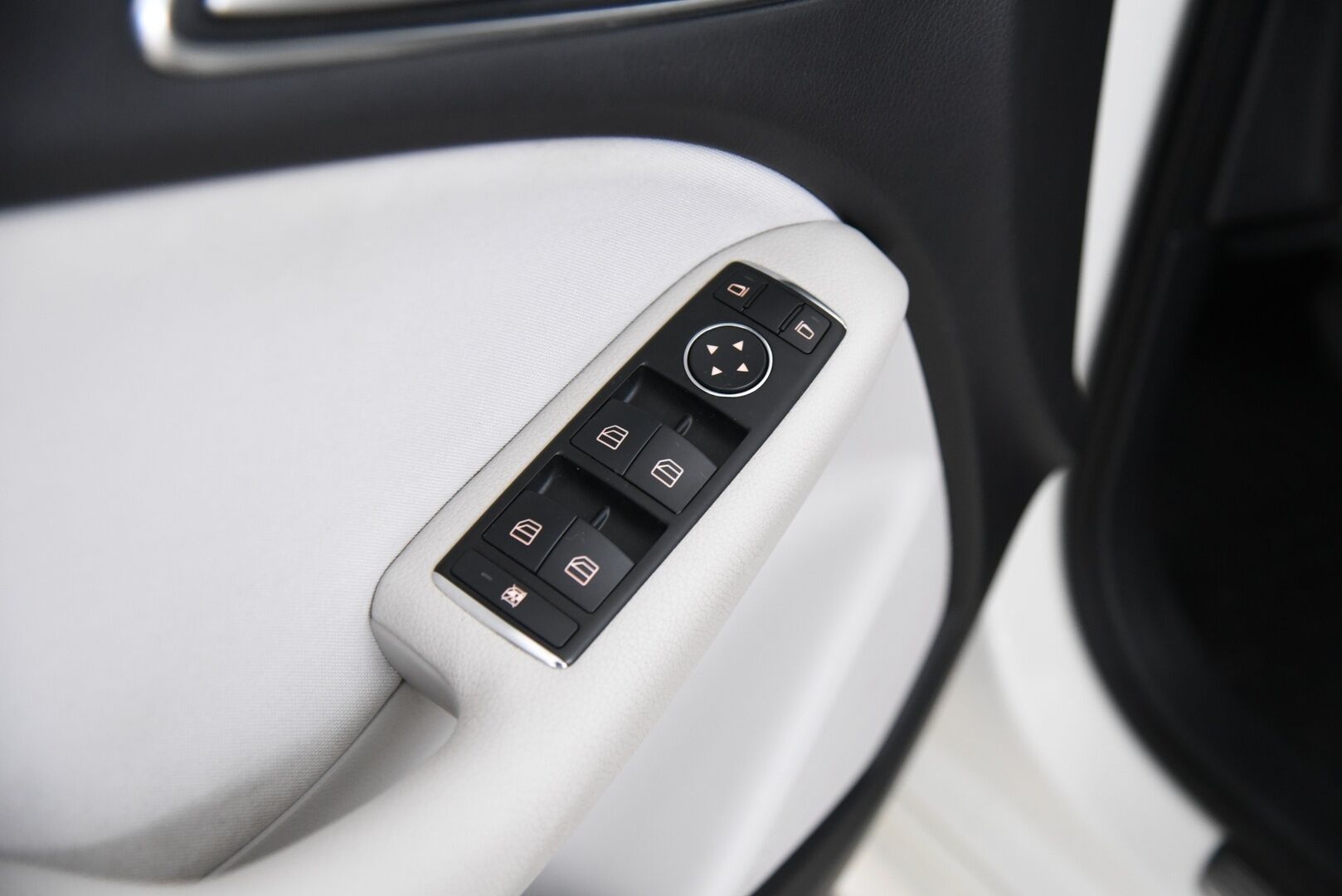 Mercedes-Benz B 2013 180 BE A Premium Business / Suomi-Auto / Vakkari / Navi / Koukku - Panorama / P. Tutkat / Hyvällä huoltohistorialla! 