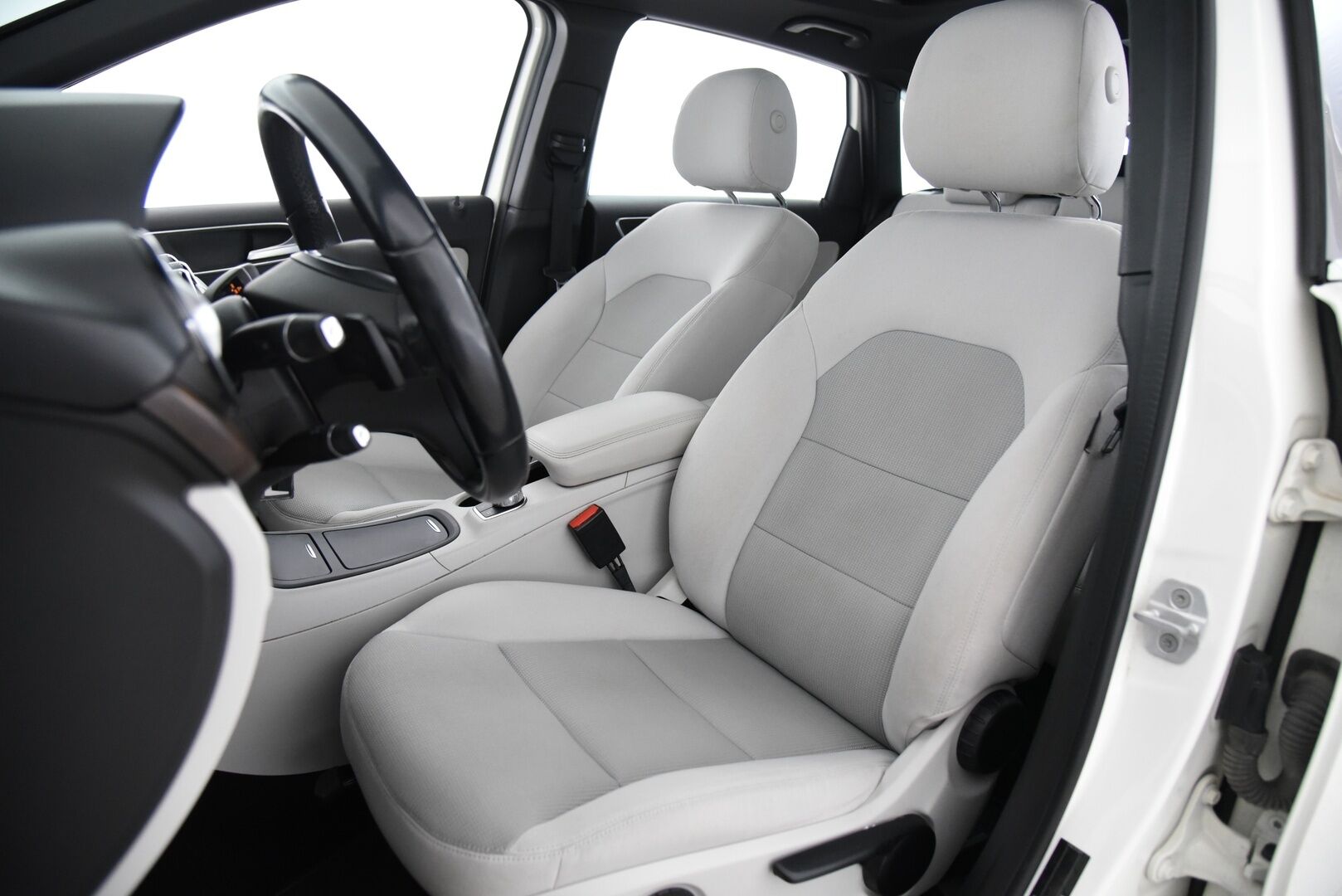 Mercedes-Benz B 2013 180 BE A Premium Business / Suomi-Auto / Vakkari / Navi / Koukku - Panorama / P. Tutkat / Hyvällä huoltohistorialla! 