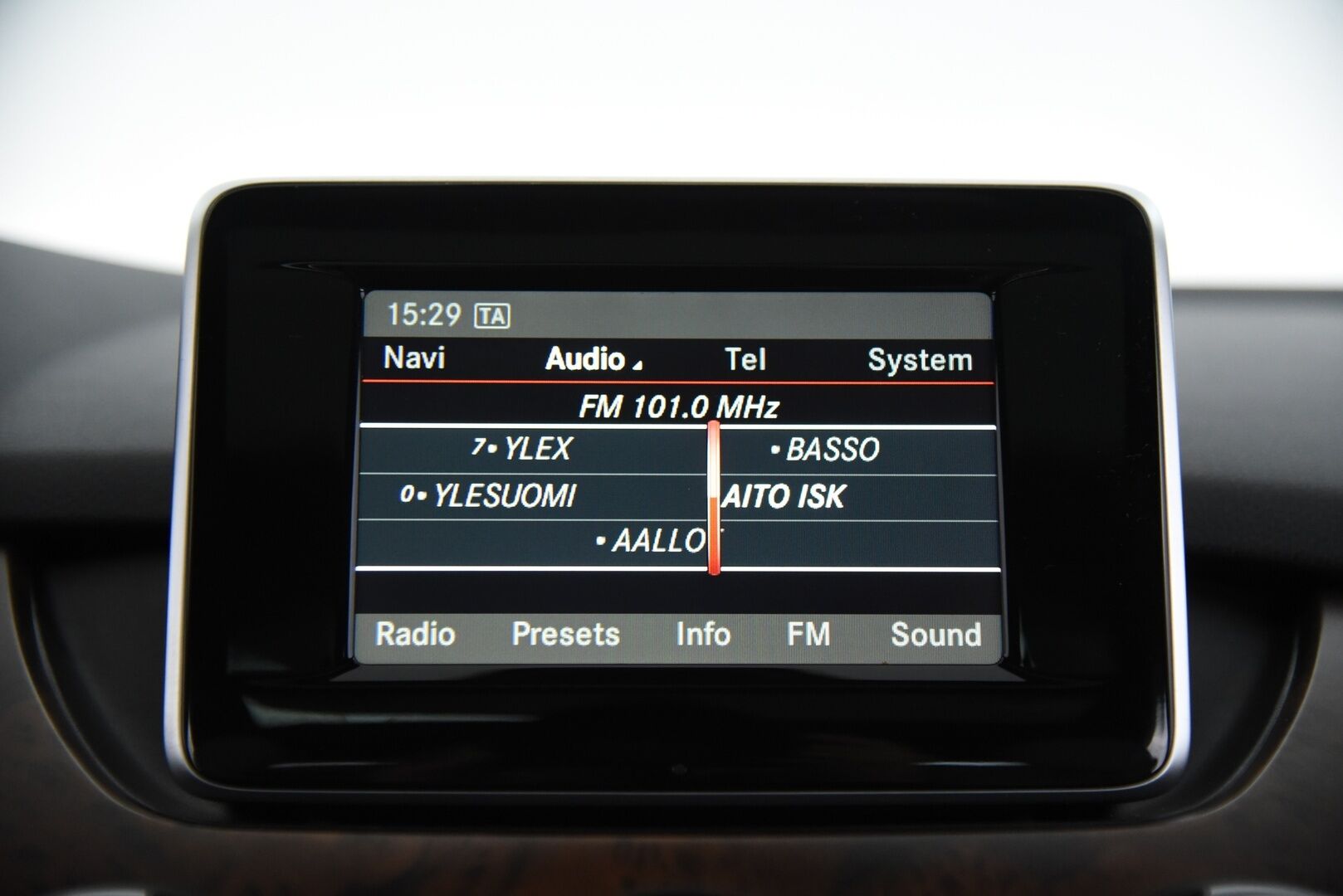 Mercedes-Benz B 2013 180 BE A Premium Business / Suomi-Auto / Vakkari / Navi / Koukku - Panorama / P. Tutkat / Hyvällä huoltohistorialla! 