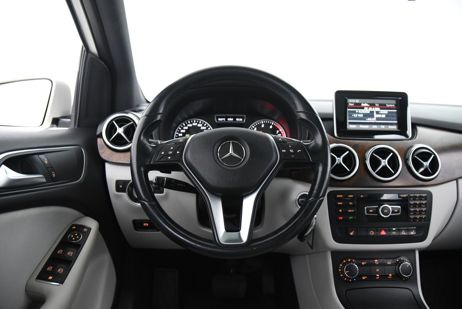 Mercedes-Benz B 2013 180 BE A Premium Business / Suomi-Auto / Vakkari / Navi / Koukku - Panorama / P. Tutkat / Hyvällä huoltohistorialla! 