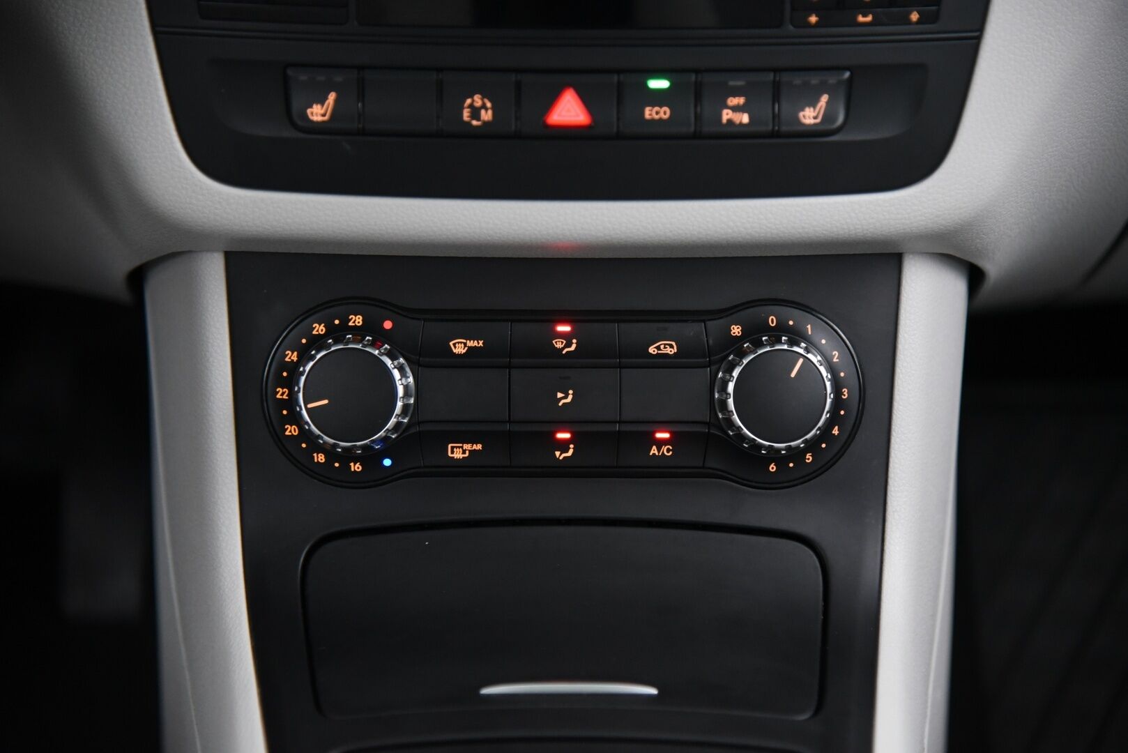 Mercedes-Benz B 2013 180 BE A Premium Business / Suomi-Auto / Vakkari / Navi / Koukku - Panorama / P. Tutkat / Hyvällä huoltohistorialla! 