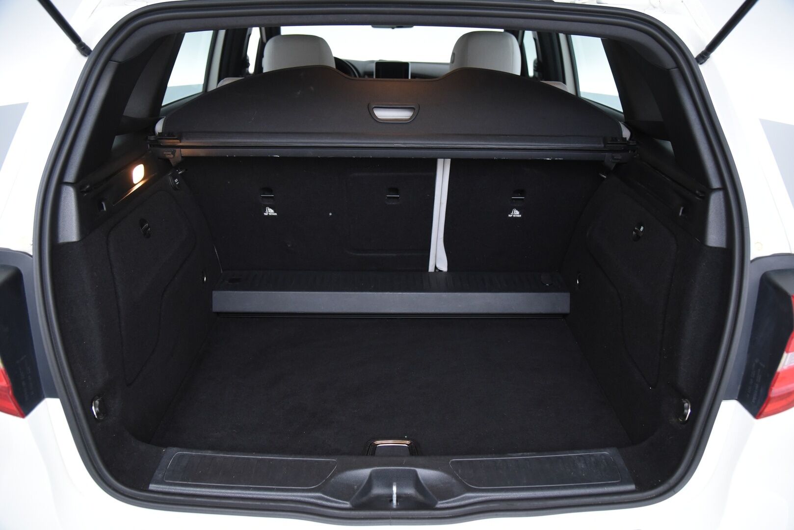Mercedes-Benz B 2013 180 BE A Premium Business / Suomi-Auto / Vakkari / Navi / Koukku - Panorama / P. Tutkat / Hyvällä huoltohistorialla! 