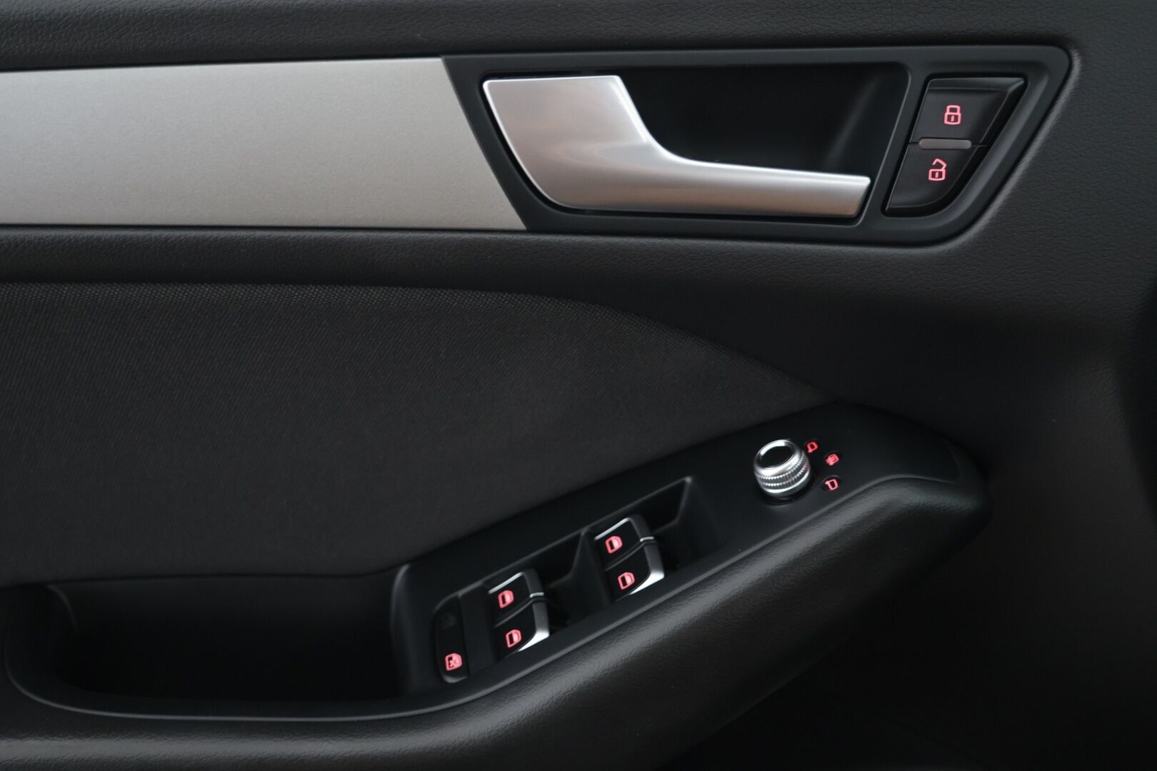 Audi Q5 2014 Business 2,0 TDI 130 kW quattro S tronic / Webasto / 2x renkaat / Vetokoukku / Merkkiliikkeen huoltokirja - Juuri Saapunut! / Merkkihuollettu / 1-Omisteinen