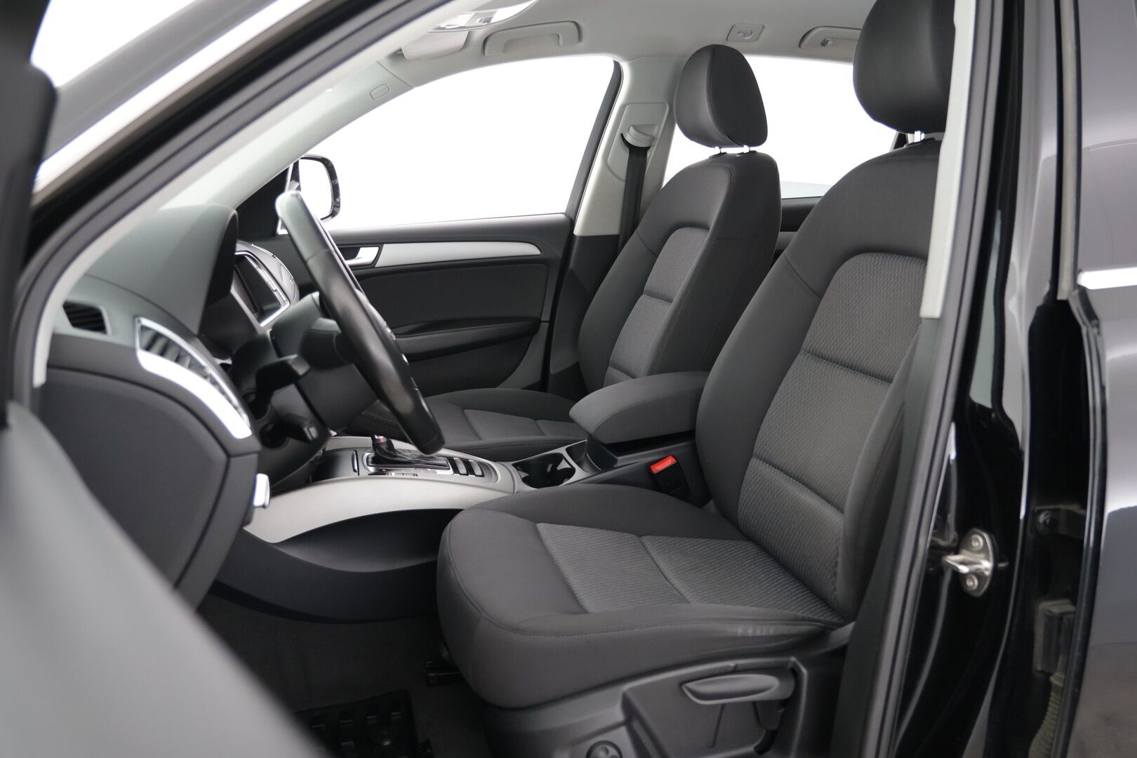 Audi Q5 2013 Business 2,0 TDI 130 kW quattro S tronic / Webasto / 2x renkaat / Vetokoukku / Merkkiliikkeen huoltokirja - Juuri Saapunut! / Merkkihuollettu / 1-Omisteinen